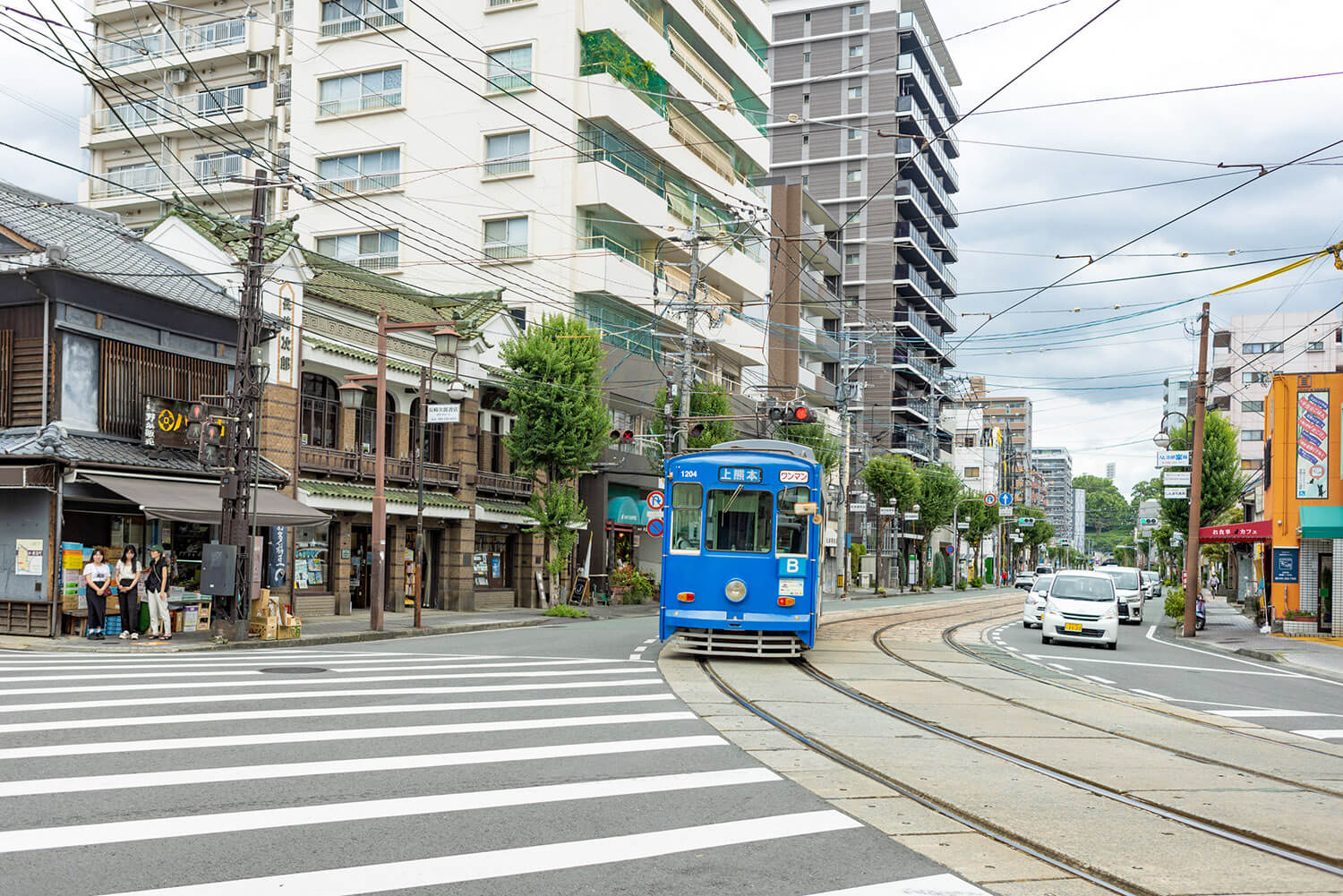 路面電車が走る新町の風景。左手にあるのは熊本県最古級の書店「長崎次郎書店」