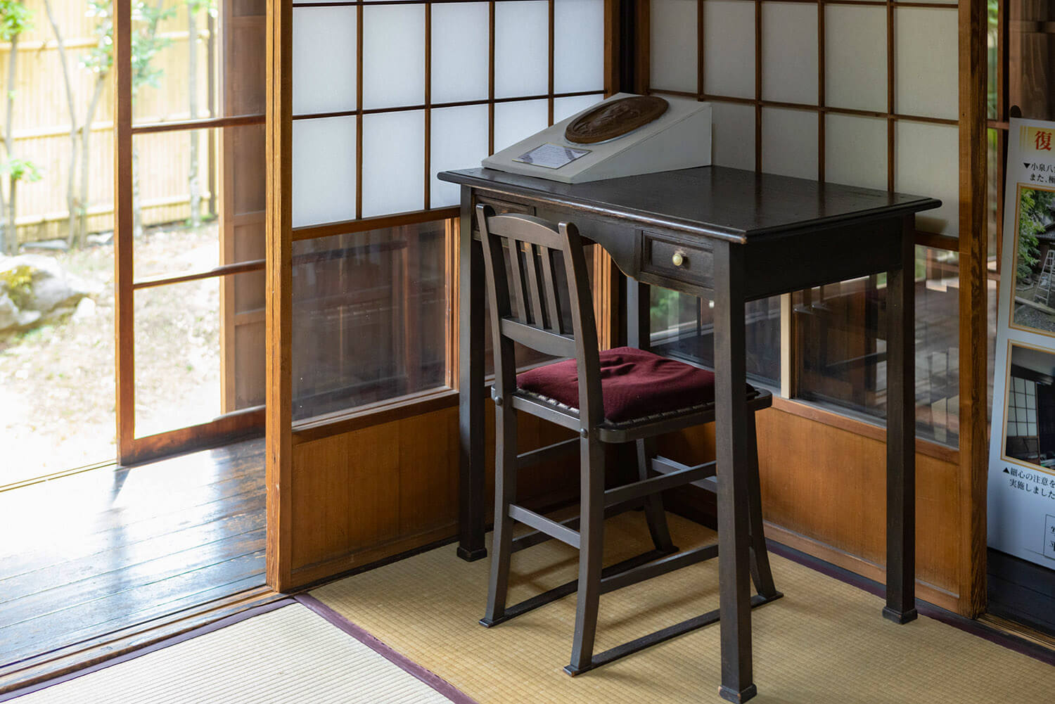 原稿が書きやすいことから机と椅子を使用するも、その他の調度品はすべて日本式を採用していた