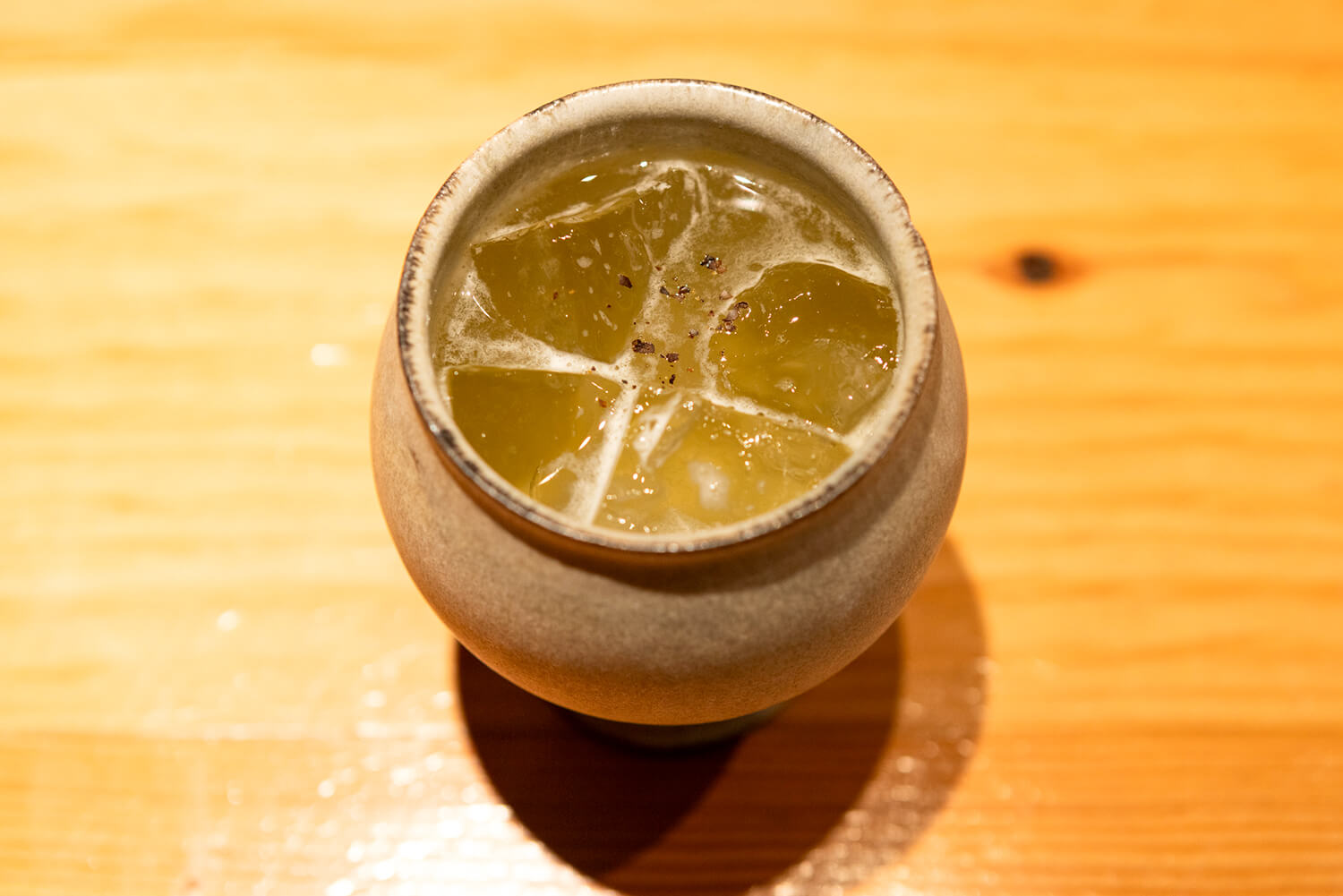 ジンベースの爽やかなカクテル「夜香木」1,600円。仕上げに台湾の香辛料マーガオで柑橘の香りを添える