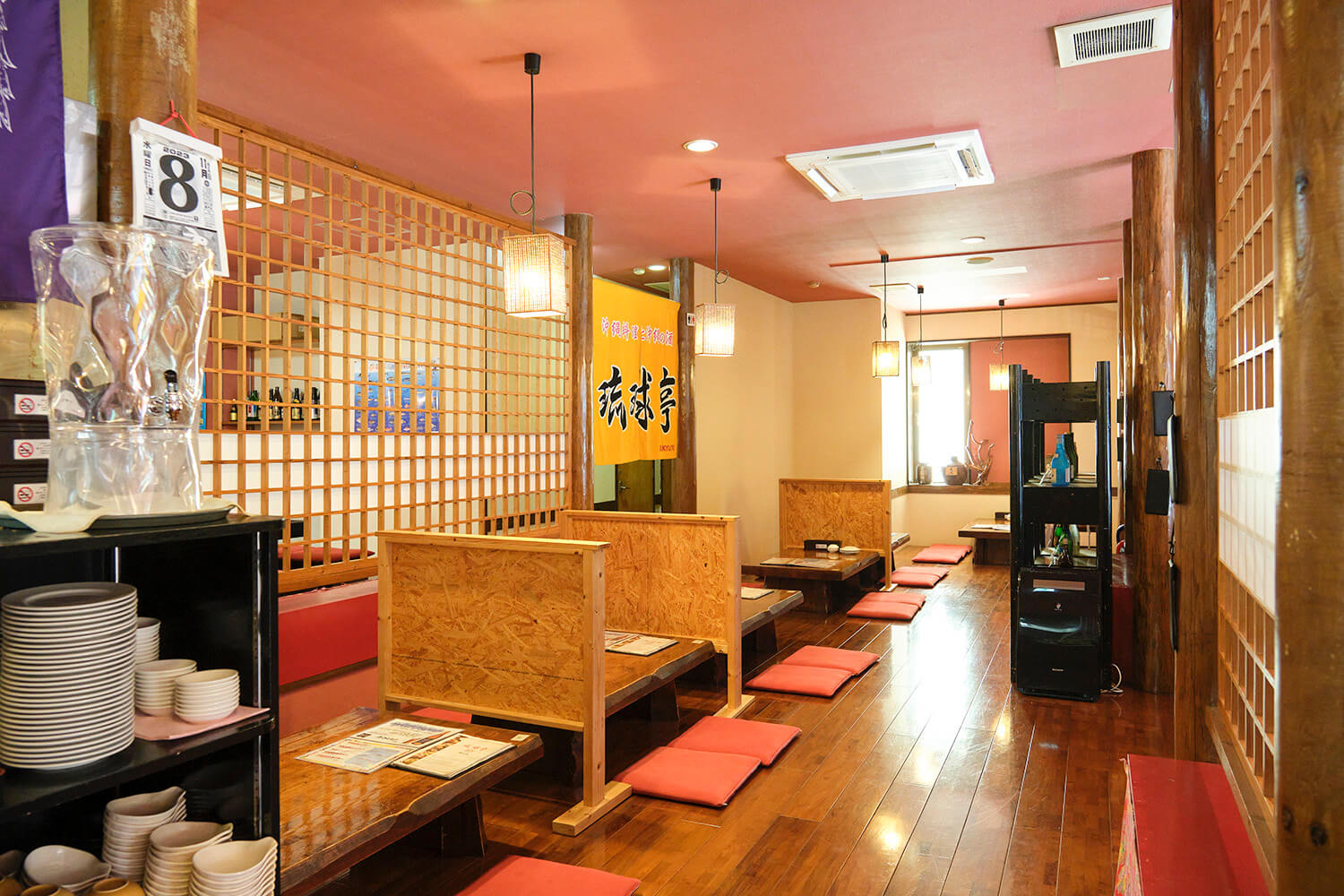 木を基調に内装のところどころに赤色があしらわれた店内は、琉球王朝をイメージして作られている