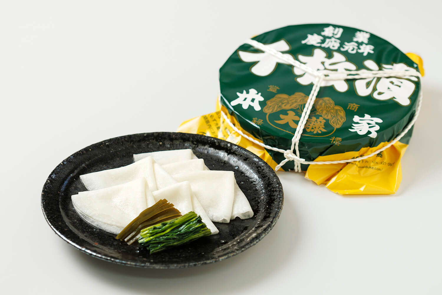 冬の京野菜、聖護院かぶで仕立てる「千枚漬」。袋入りのほか、前日までの予約で樽詰めも。10〜3月頃の販売