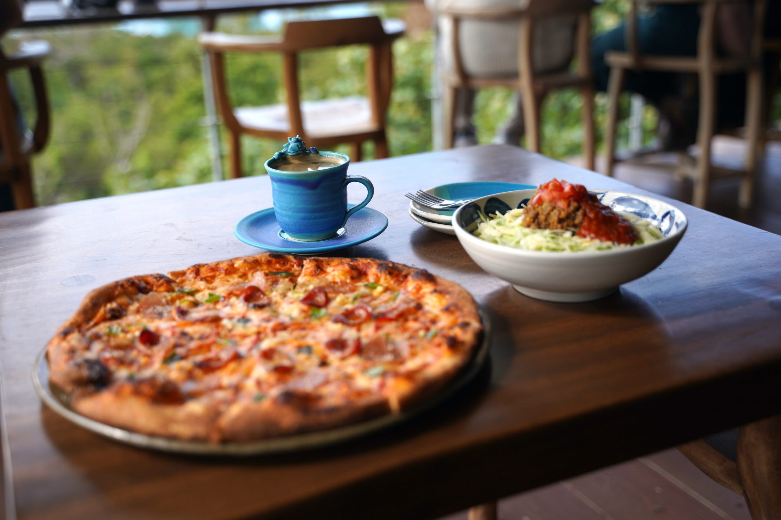 人気の「手作りピザ土花土花」と沖縄では定番の「タコライス」、食後にもぴったりな「有機コーヒー」