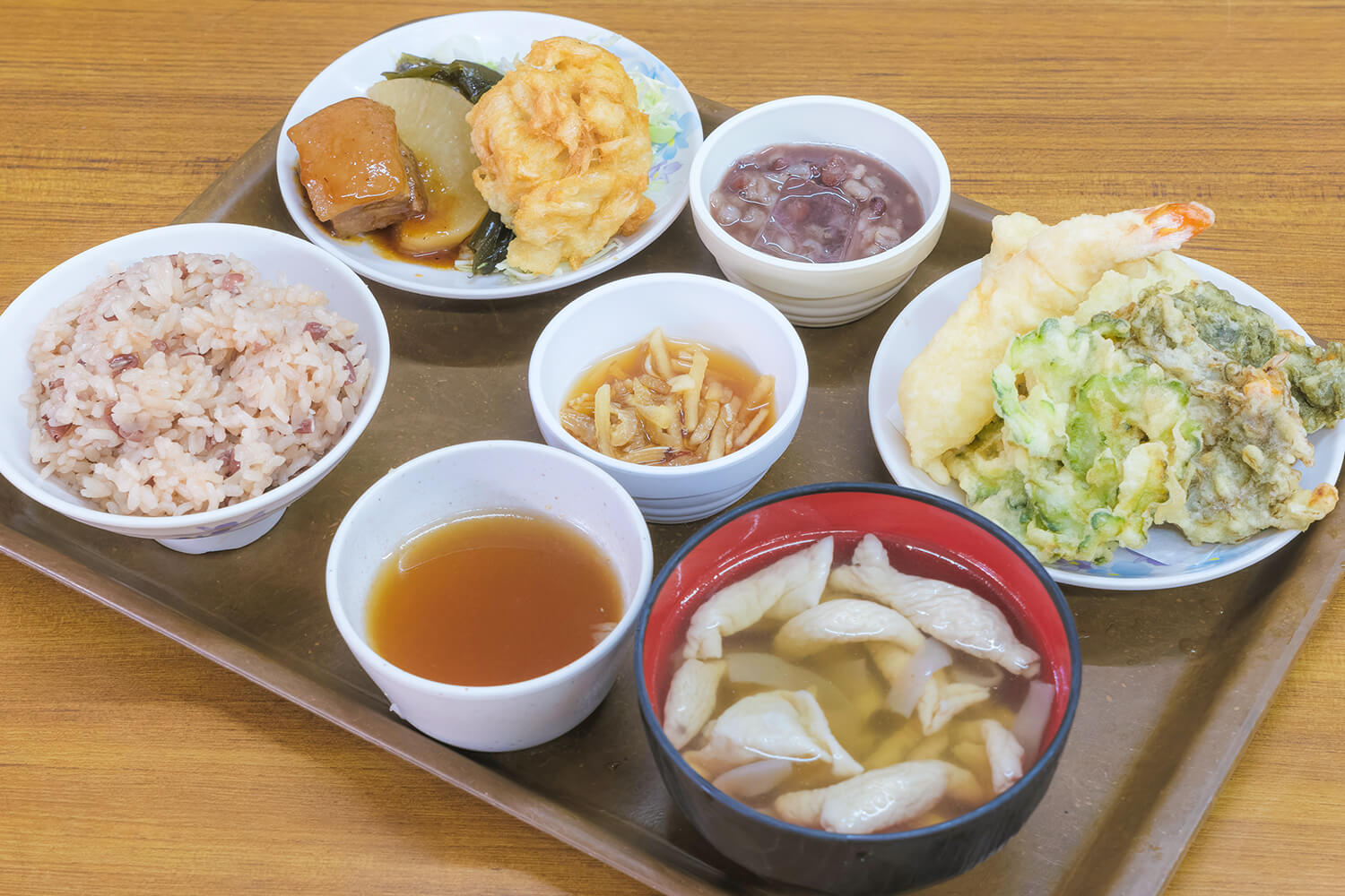 沖縄らしい料理を一度にいろいろ楽しめる「琉球定食」1,300円