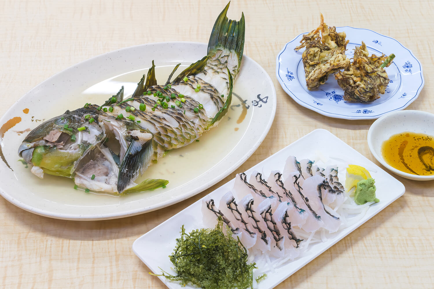 持ち上げ調理のイラブチャーのマース煮とお刺身、店舗メニューの「もずく天ぷら（2個）」440円