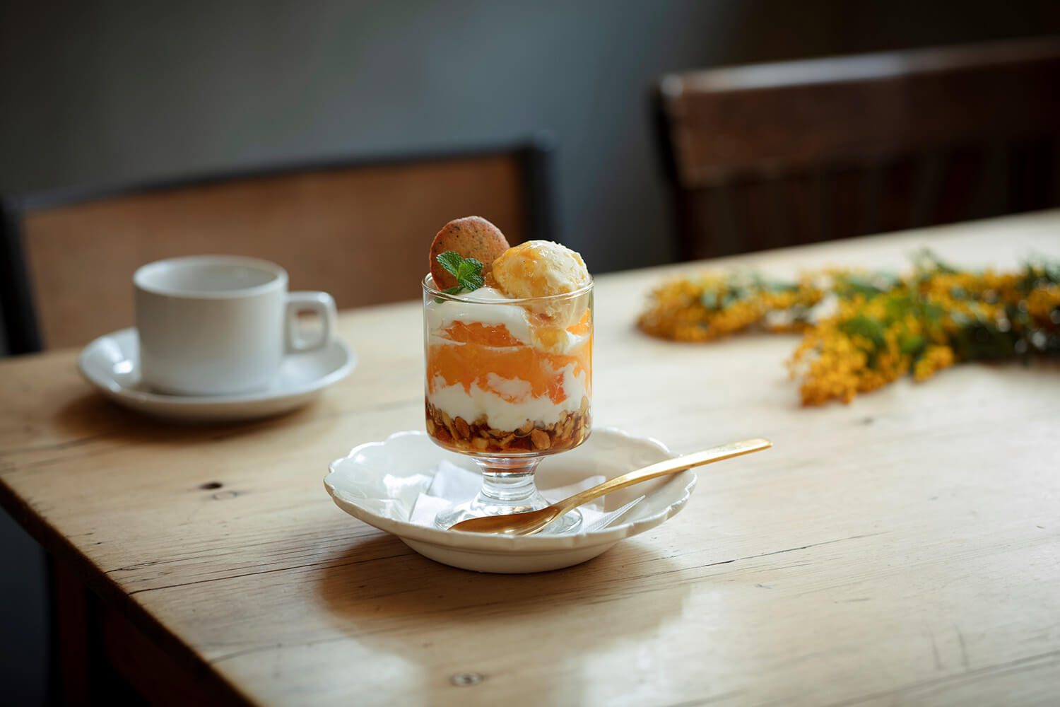 「サジロカフェ リンデン」で提供される、はっさくやポンカンを使った「柑橘のパルフェ」1,430円（数量限定） 