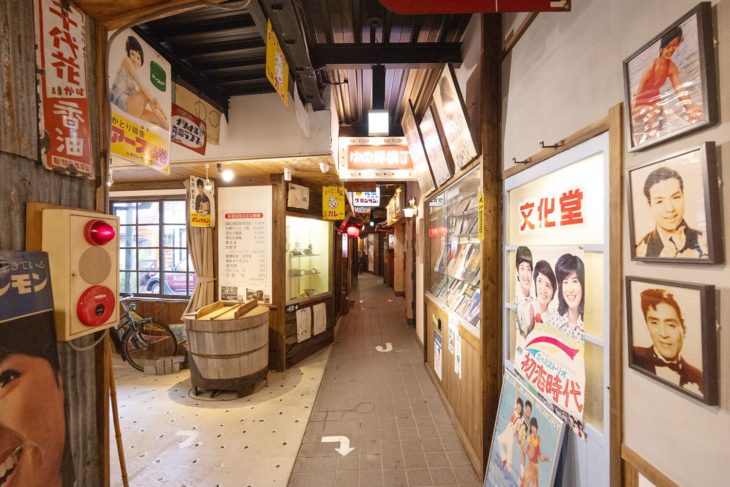 昭和の町並みはカラフルでキッチュ。広々とした館内は、どこも写真撮影が可能