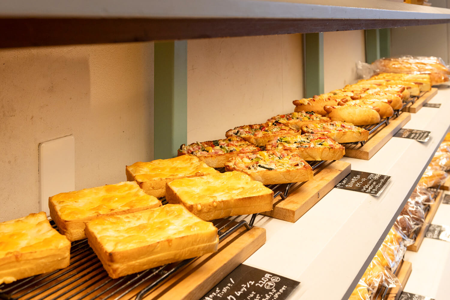 「ピザトースト」250円や「クロックムッシュ」220円など食べ応えのある調理パンも人気