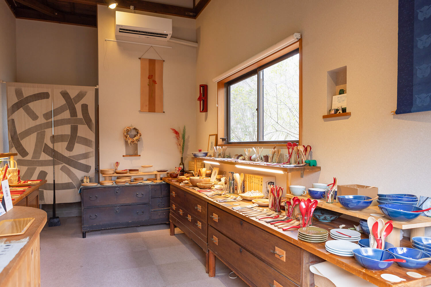 オリジナル作品以外に、工房の作品と相性のいい陶磁器や竹細工など、九州の作家もののアイテムも取り扱う