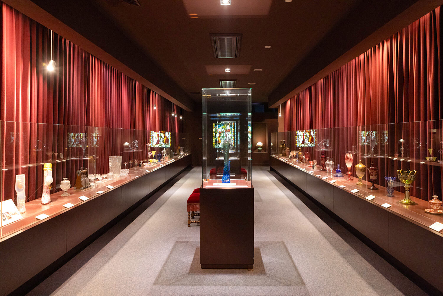 ガラス作品以外にも、陶芸家 酒井田柿右衛門の作品や古伊万里などの陶磁器もコレクションしている