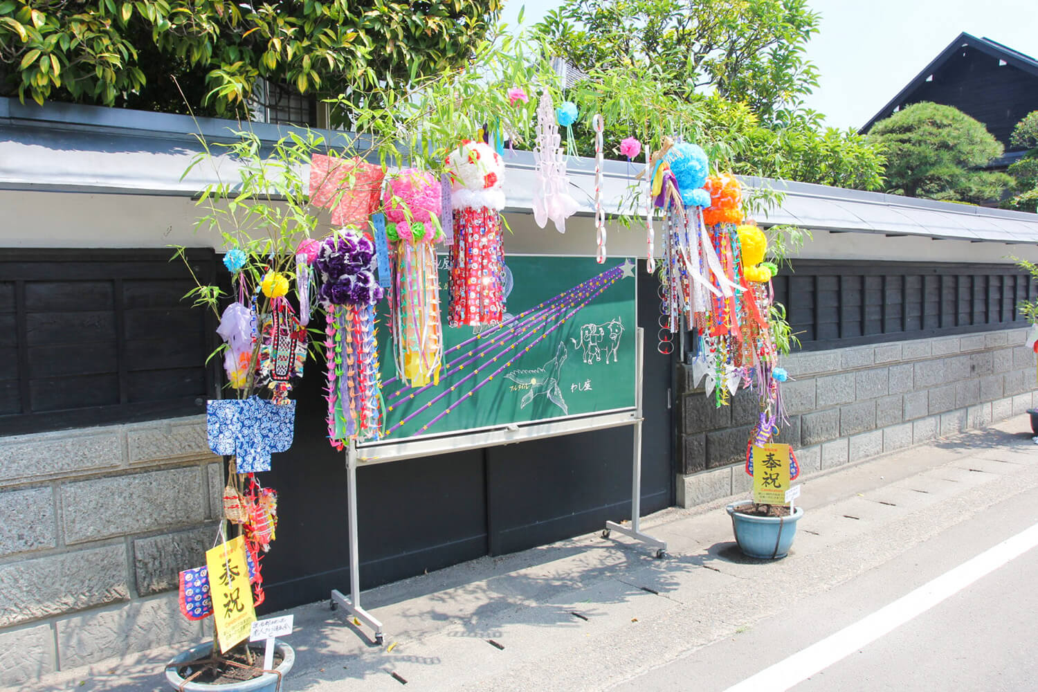 ©仙台七夕まつり協賛会　メイン会場周辺の地域商店街で見られる昔ながらの素朴な笹飾りも、風情があると好評
