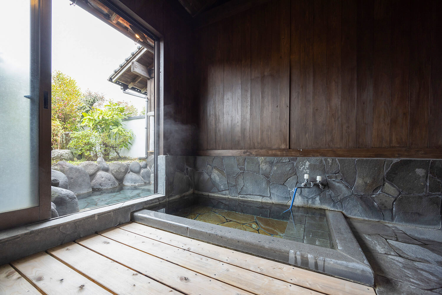 家族風呂「由布岳」には、内風呂と露天風呂がある。家族風呂は全部で6部屋
