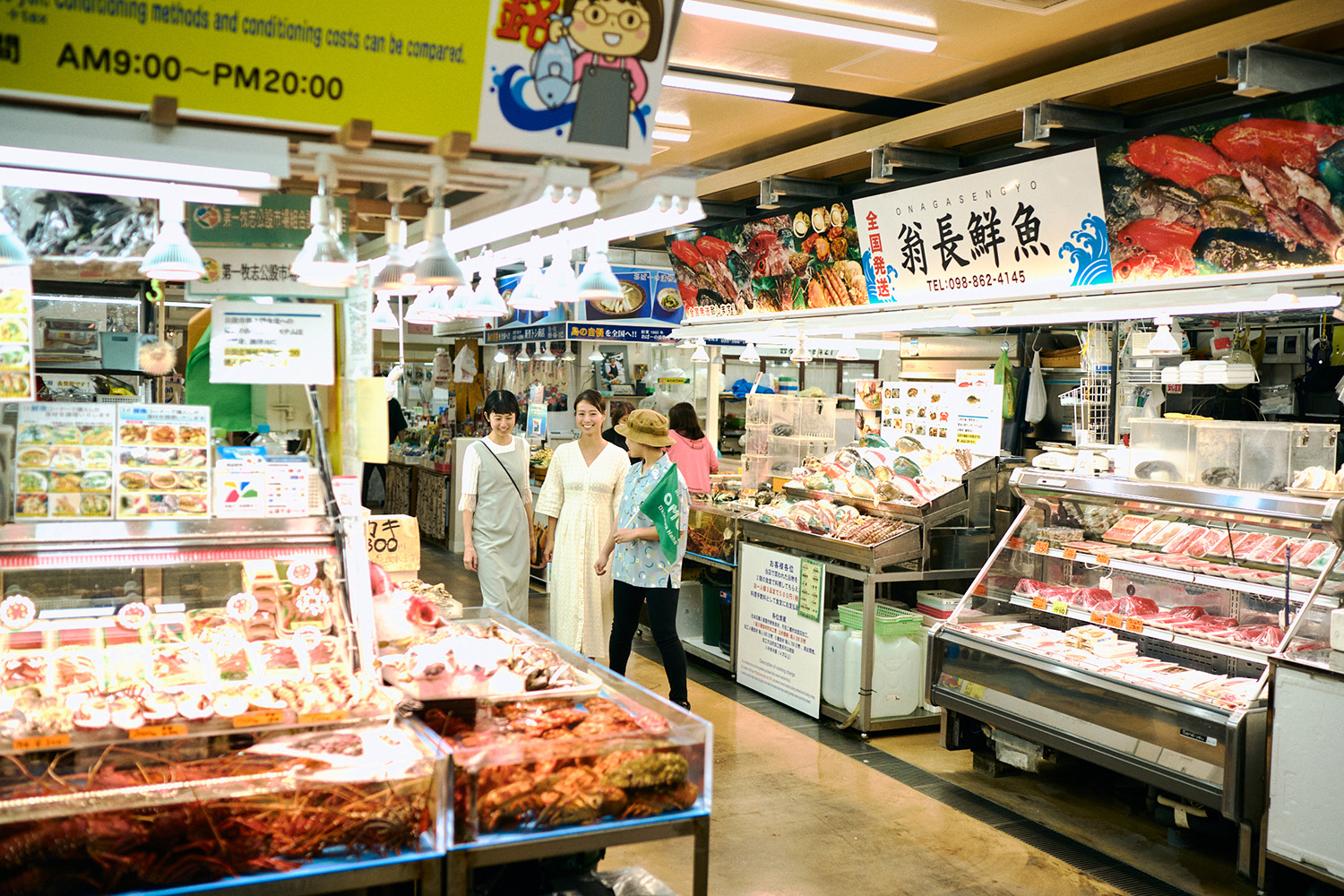 那覇市第一牧志公設市場を案内