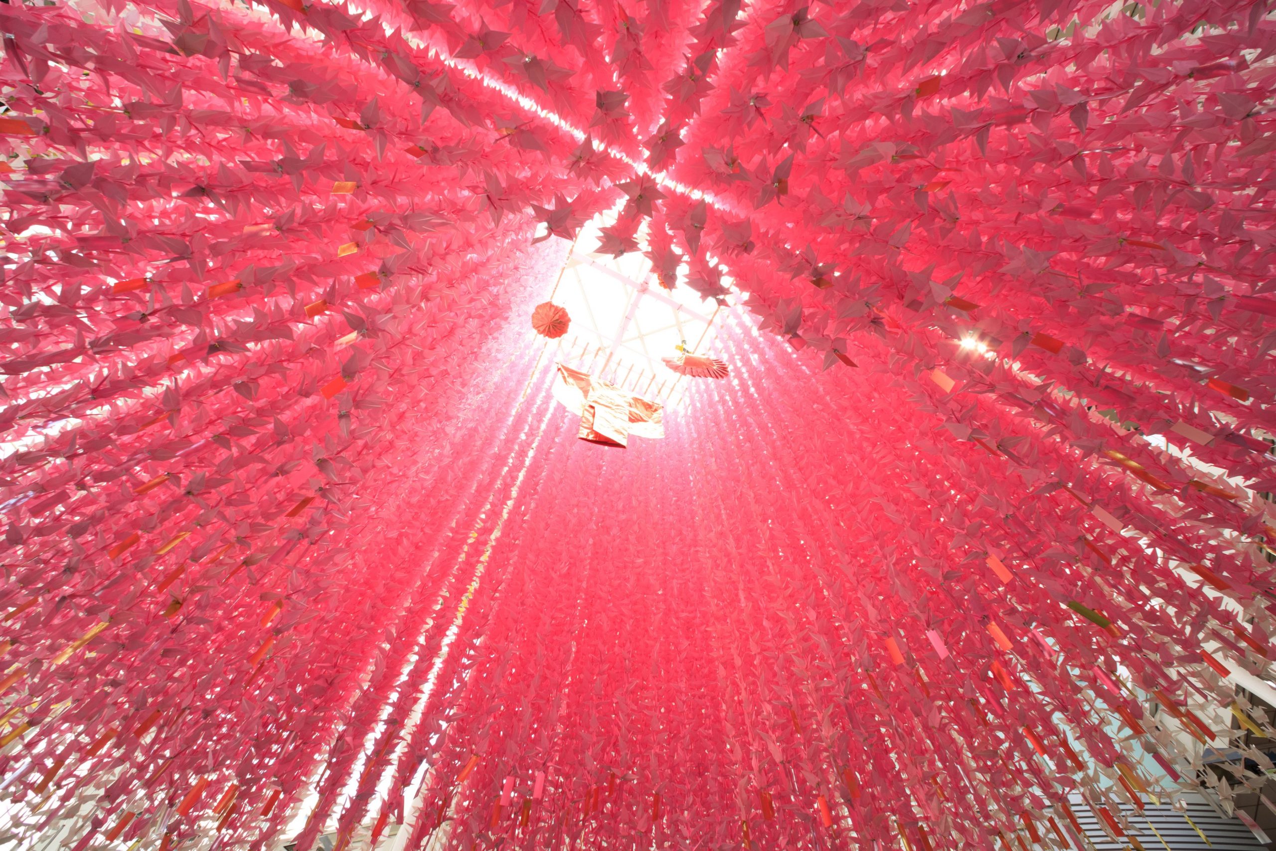 ©仙台七夕まつり協賛会　毎年恒例の8万羽の折鶴でつくる七夕飾りは、仙台市内の小中学生の合作。真下から中を見上げると幻想的