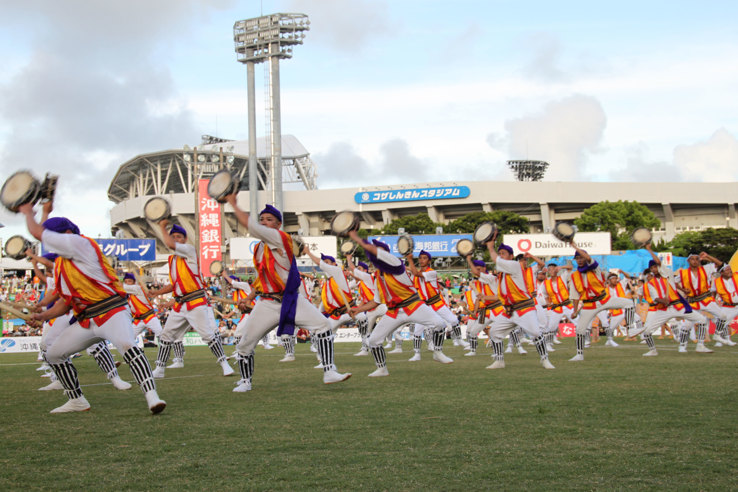 演舞の華とも言える締太鼓。全身を使った軽快でダイナミックな動きが観客を魅了する <br>写真：沖縄全島エイサーまつり実行委員会