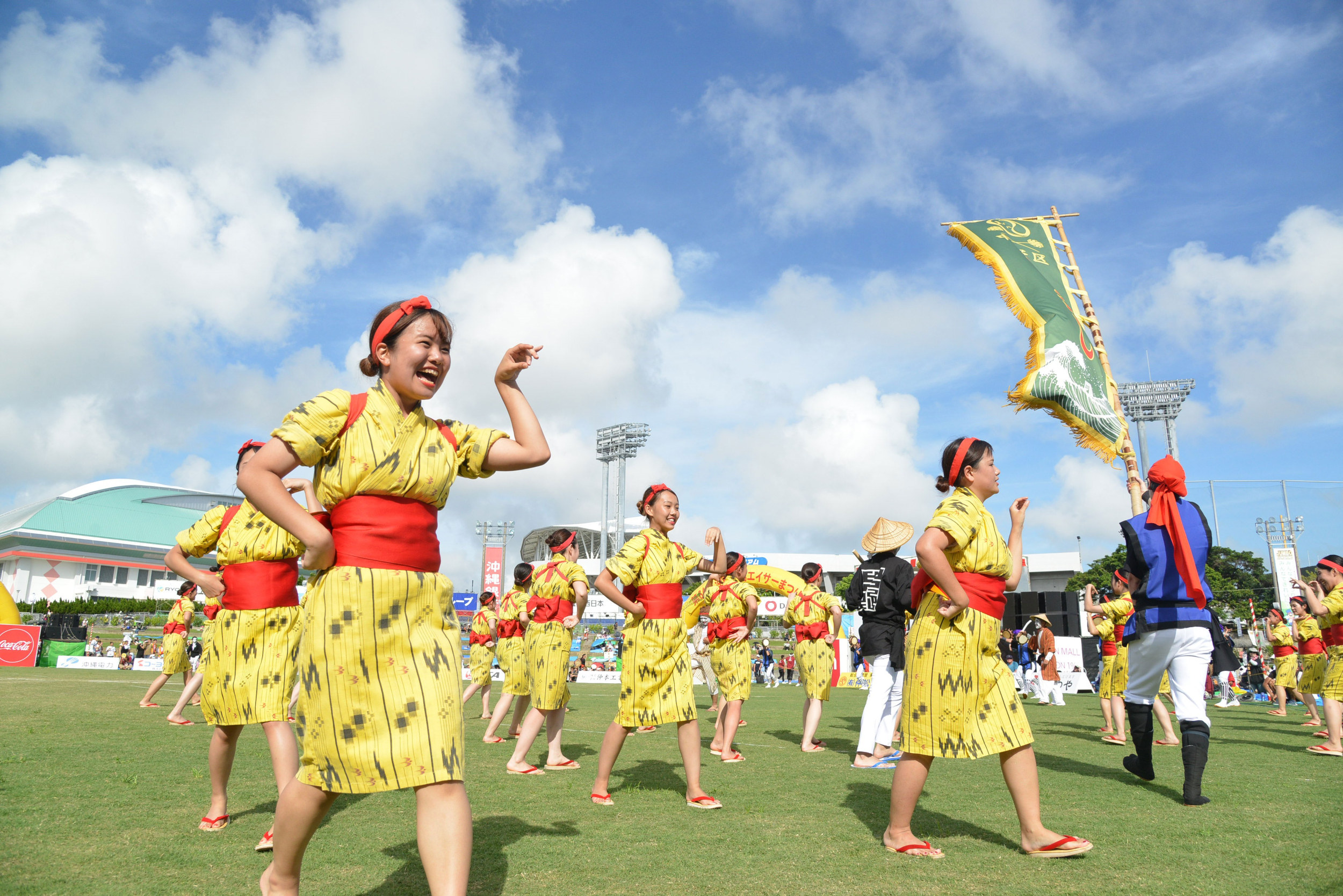 踊りに華を添える「イナグモーイ（女手踊り）。絣の着物にタスキをかけ、島ぞうりを履くのが基本のスタイル  <br>写真：沖縄全島えいさーまつり実行委員会