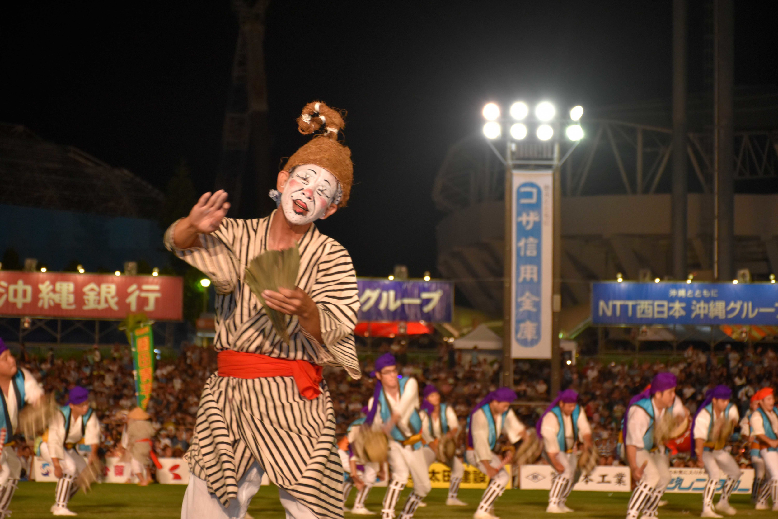顔を白塗りにし、おどけた動作で観客を笑わせる「京太郎」 <br>写真：沖縄全島エイサーまつり実行委員会
