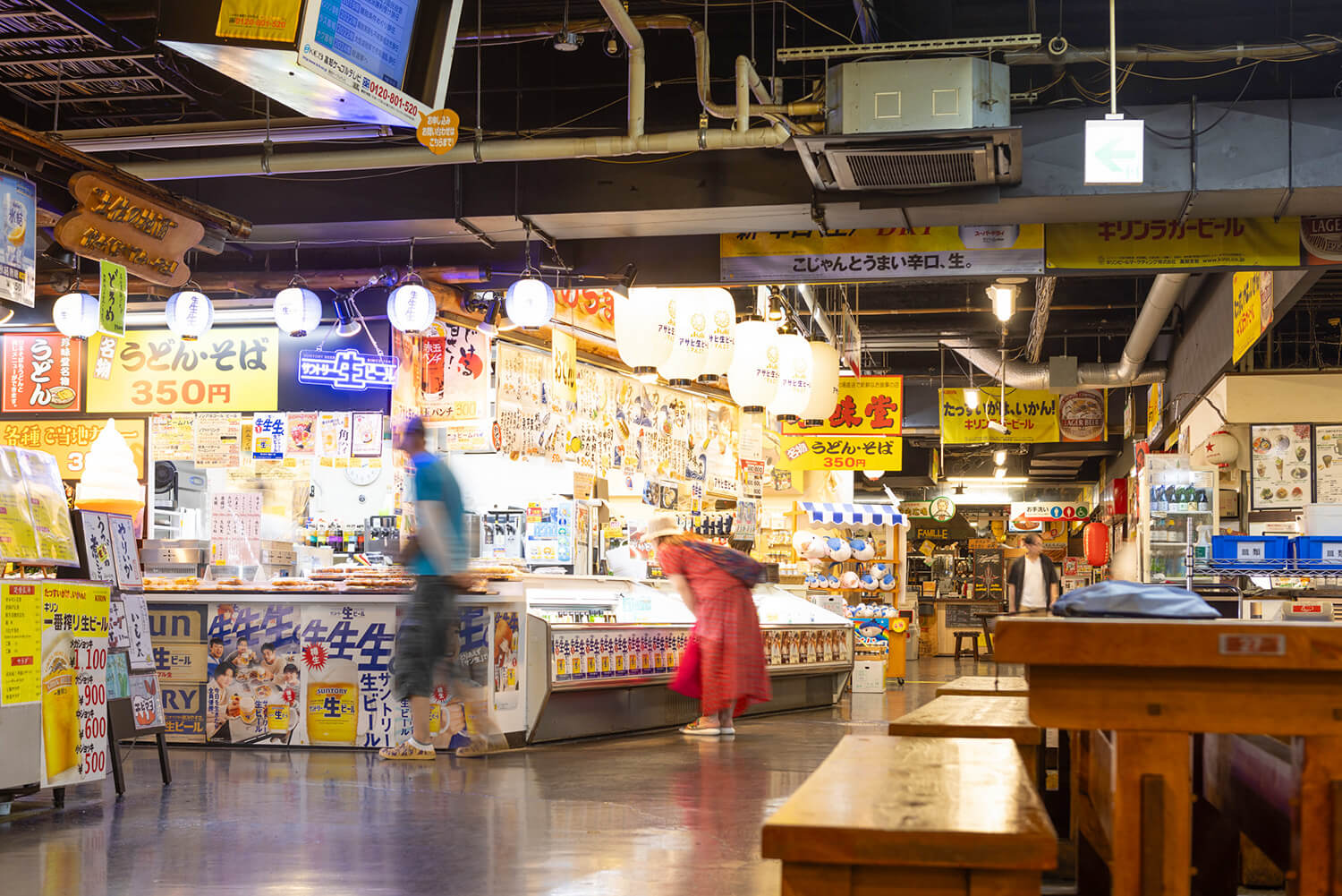 平日、週末問わず、オープンと同時ににぎわい始める。店舗によって開店時間は異なる