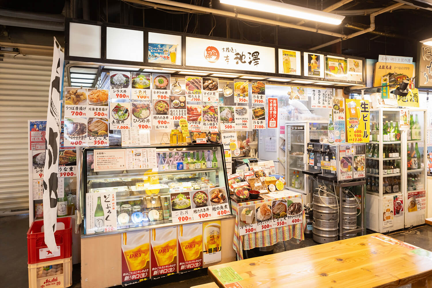 お店は、ひろめ市場のメインの入口、よさこい広場のすぐそば。店舗の前にも共有テーブルがある