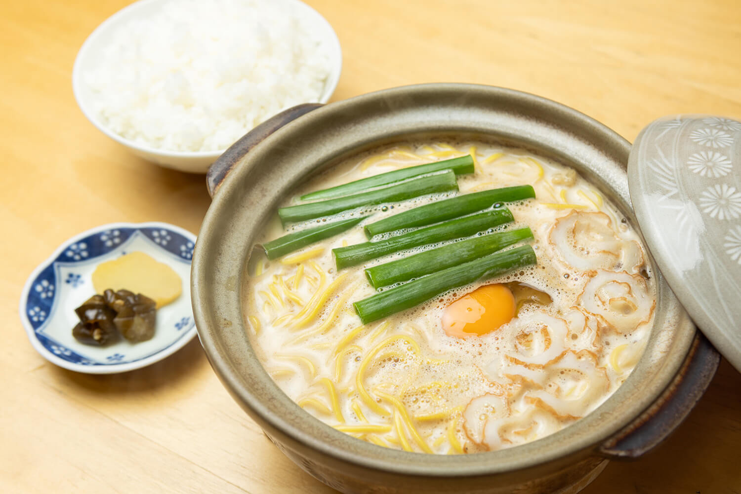 「鍋焼きラーメン」は並（半玉）660円から特大（1.5玉）まで3サイズある。ご飯は小100円から