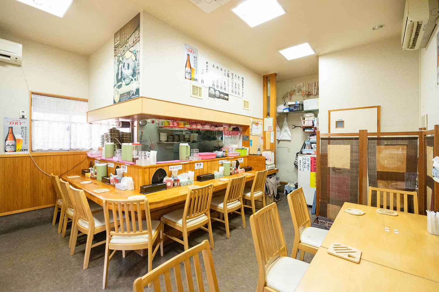 JR高知駅からも近くアクセス良好。店内には鶏ダシのいい香りが漂う