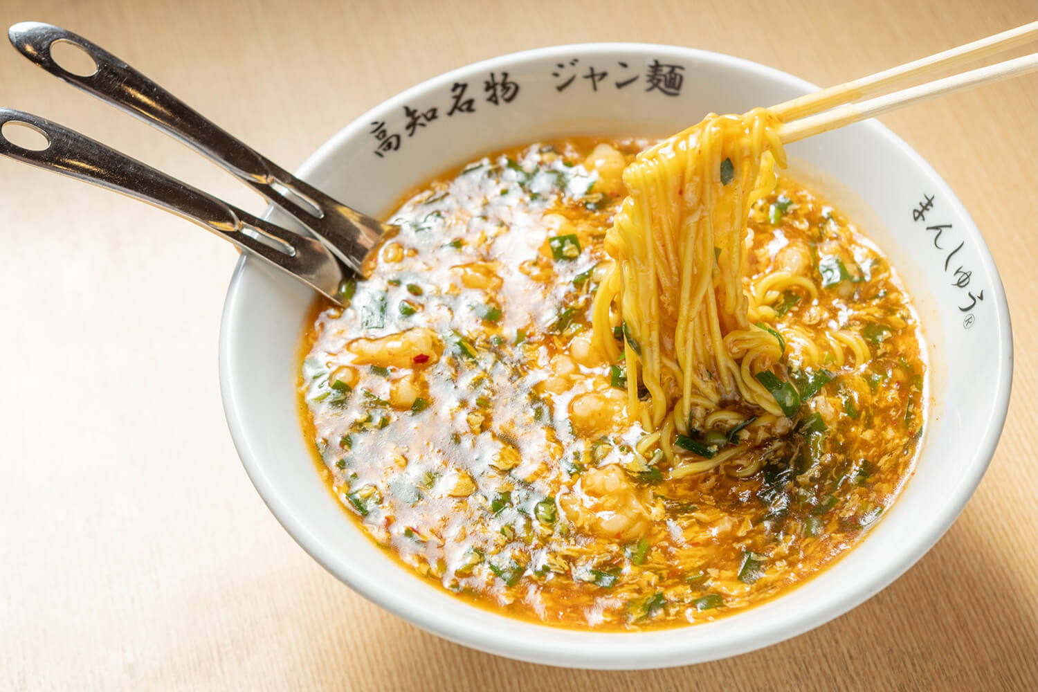 「ジャン麺」980円。麺を食べた後は、ご飯（150円〜）を入れ、餡を絡めて味わうのがおすすめ