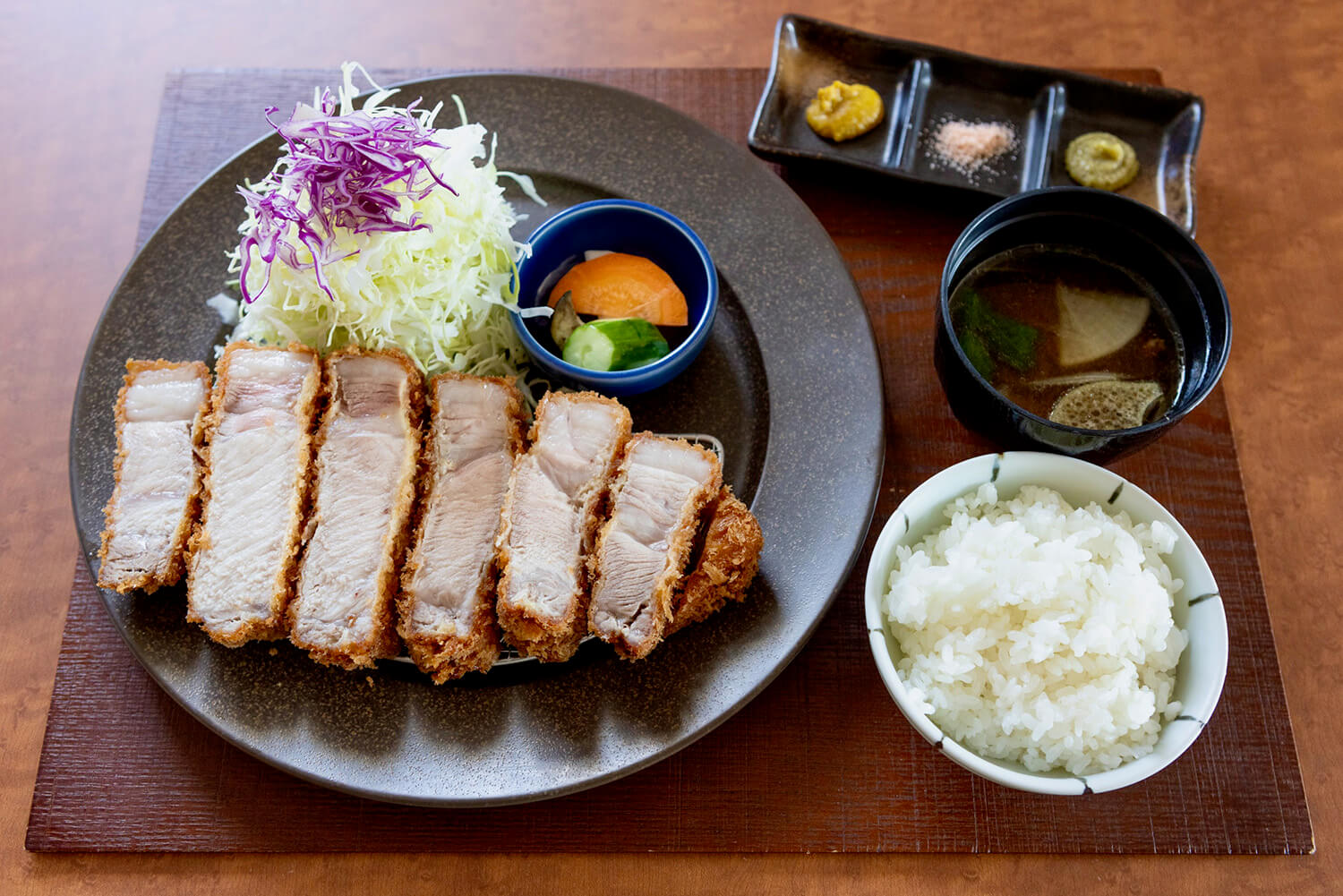 「特上ロース」200g 2,500円。程よく脂がのったリブロース。豚肉に合う4種の塩やわさび、文旦マスタードなどを付けて