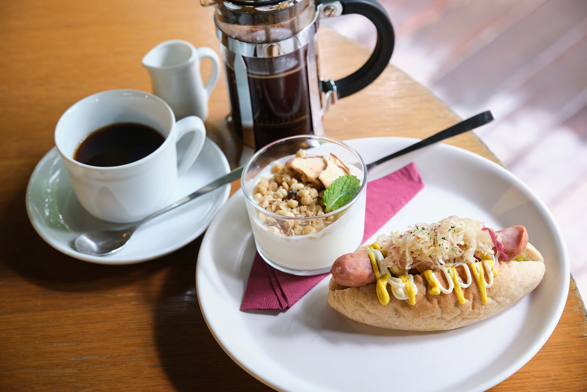 ホットドッグにヨーグルトとコーヒーが付いた朝食セット1,540円