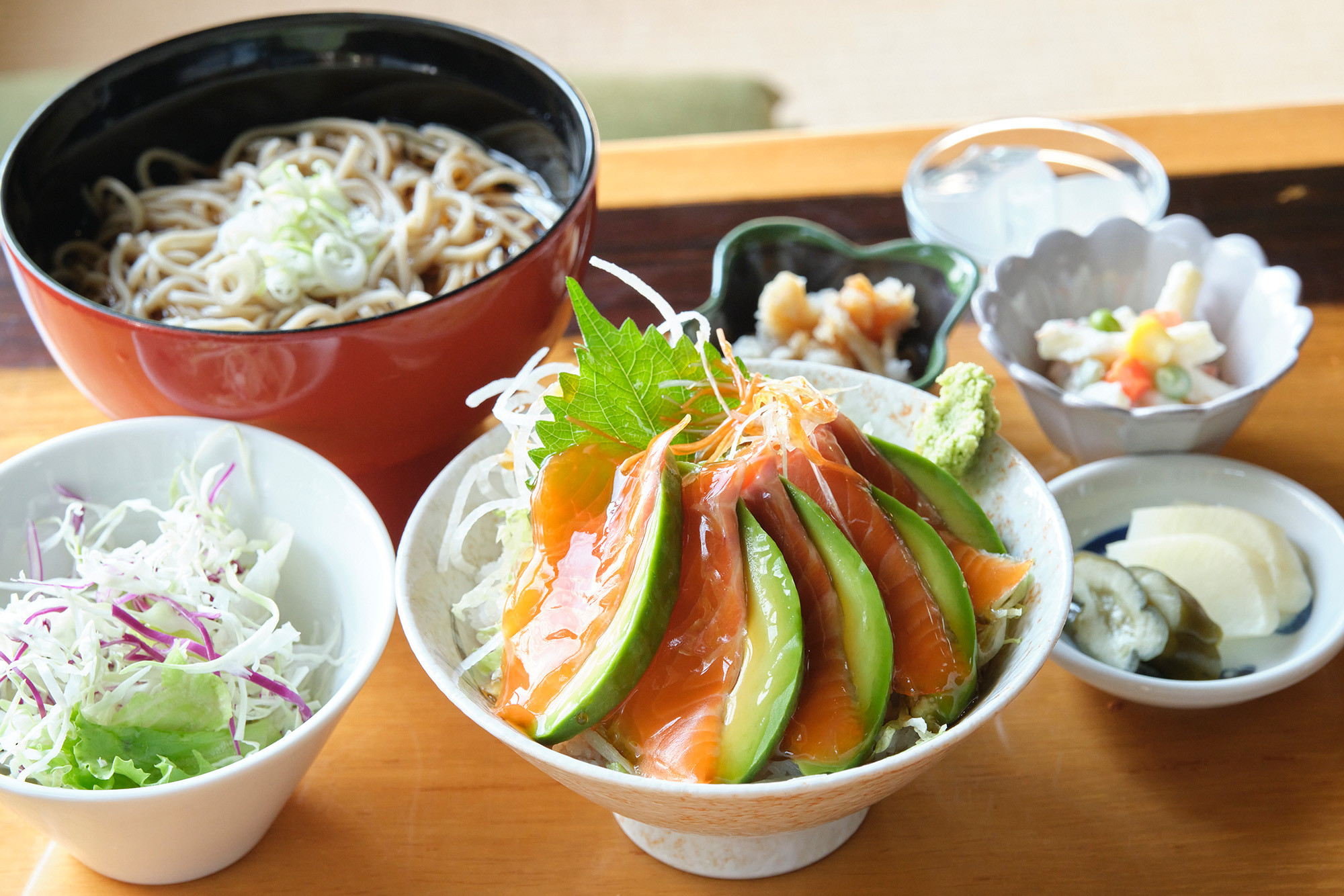 「日替わり定食」は、信州サーモンとアボカド丼にかけ蕎麦、サラダ、小鉢、お新香も付いて1,200円（メニューは取材当日のもの）