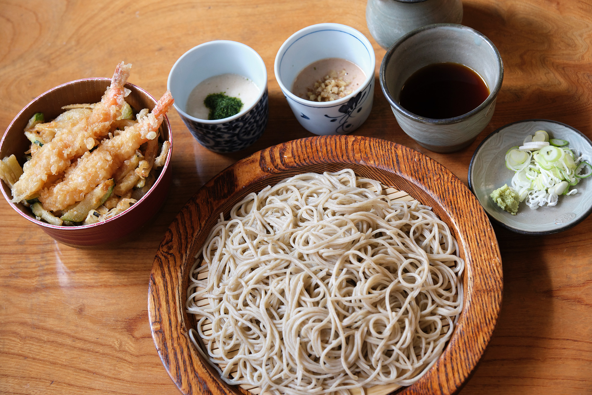 とろろ、自家製クルミだれ、ざるつゆで自家製粉の蕎麦を味わえる「そば三味」1,100円と「ミニ天丼」450円