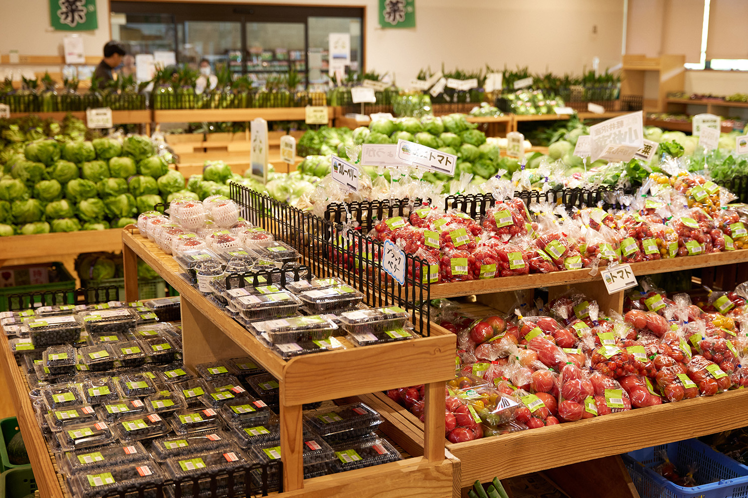 屋内の広いスペースで産地直送の野菜やフルーツを販売。長野県産のモモ、ナシ、シャインマスカットなども人気