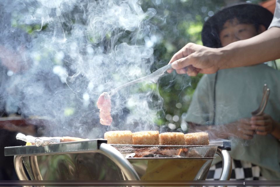 牛バラ、豚バラ、骨付きポークフランク、焼きおにぎりなどのBBQ食材セット（2,500円〜）を現地で購入可能