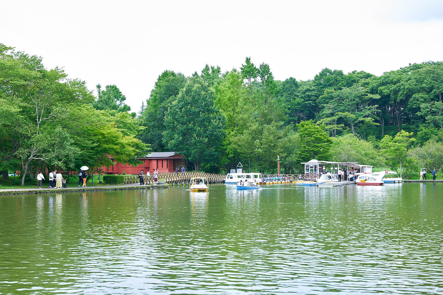 塩尻湖周辺にアートや文学など軽井沢ゆかりの文化遺産が点在。ファミリーにはボート遊びが人気