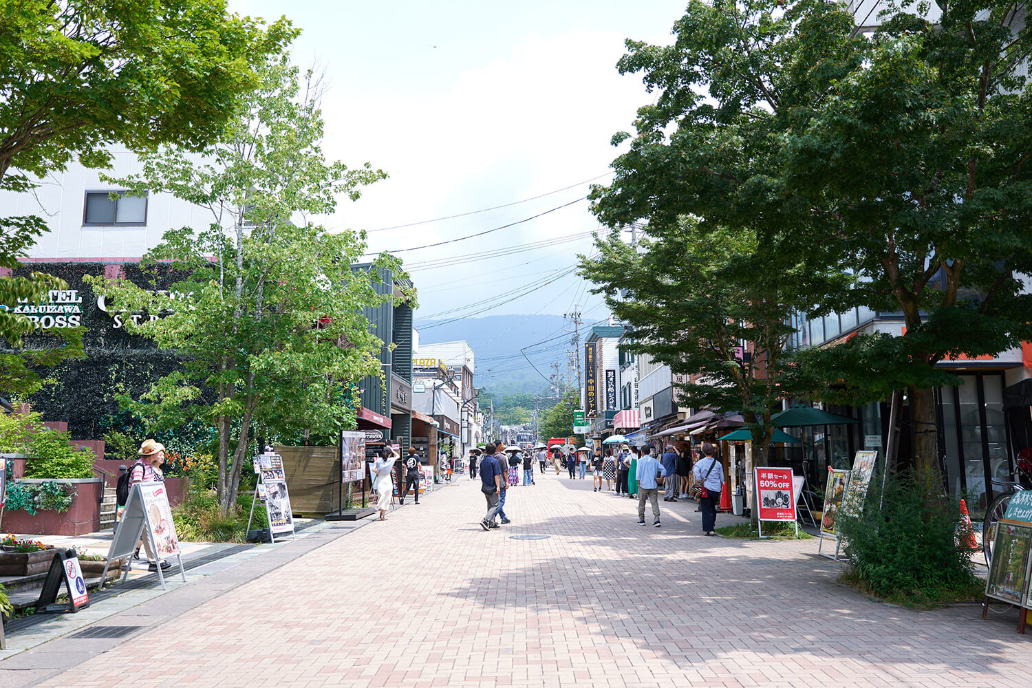 地元産のジャムやハチミツが揃うお土産店や、食べ歩きグルメが楽しめるお店もたくさん