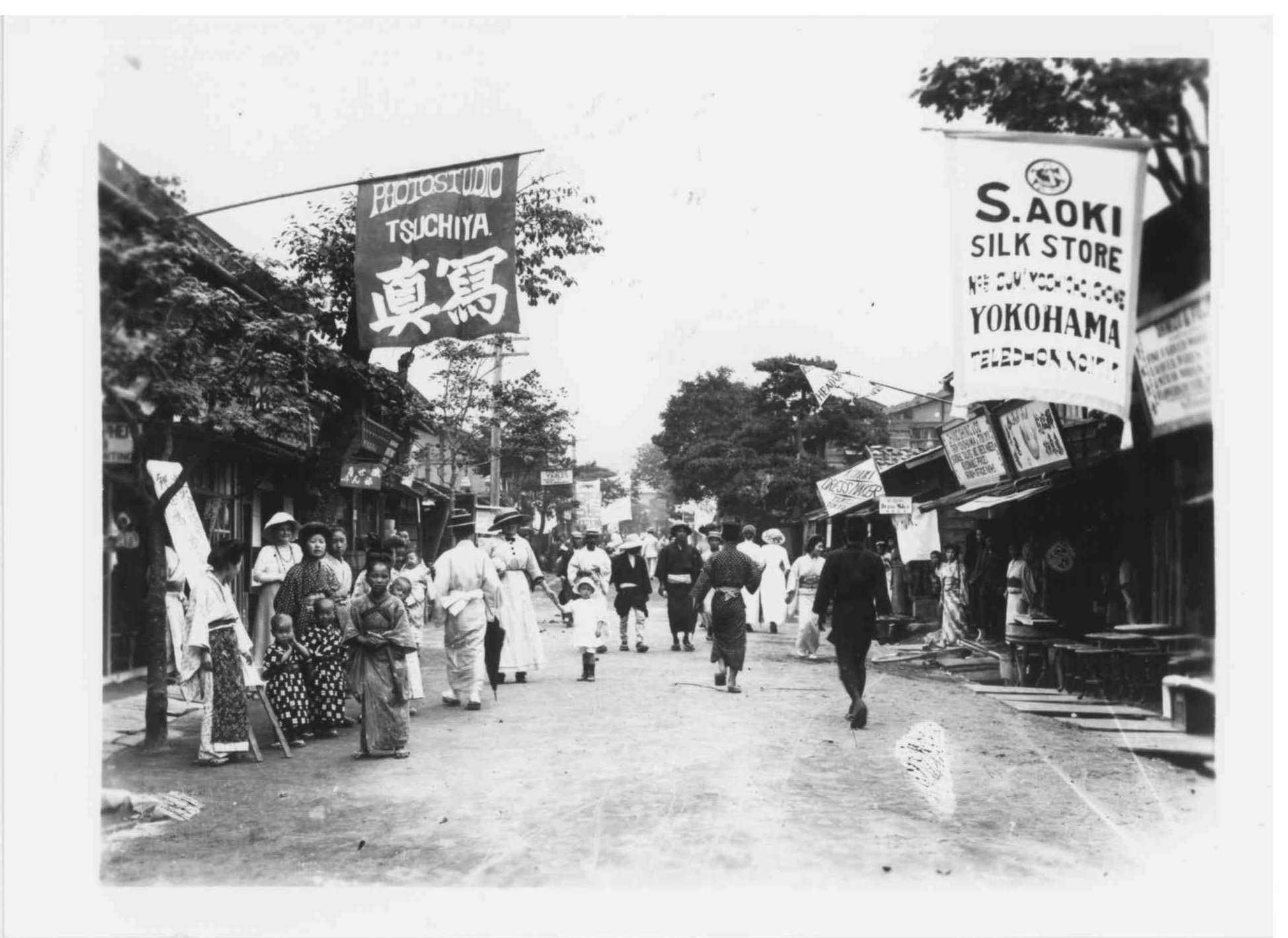 販売されている軽井沢の風景写真。こちらは1913年（大正2年）の店前の様子