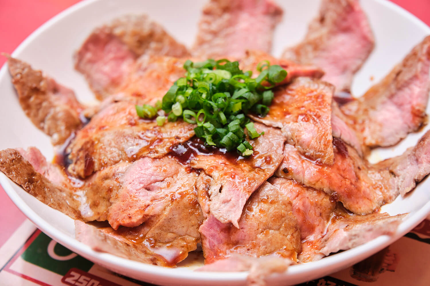 「牛ステーキ丼200g」1,800円。100g、200g、300gの量から選べる