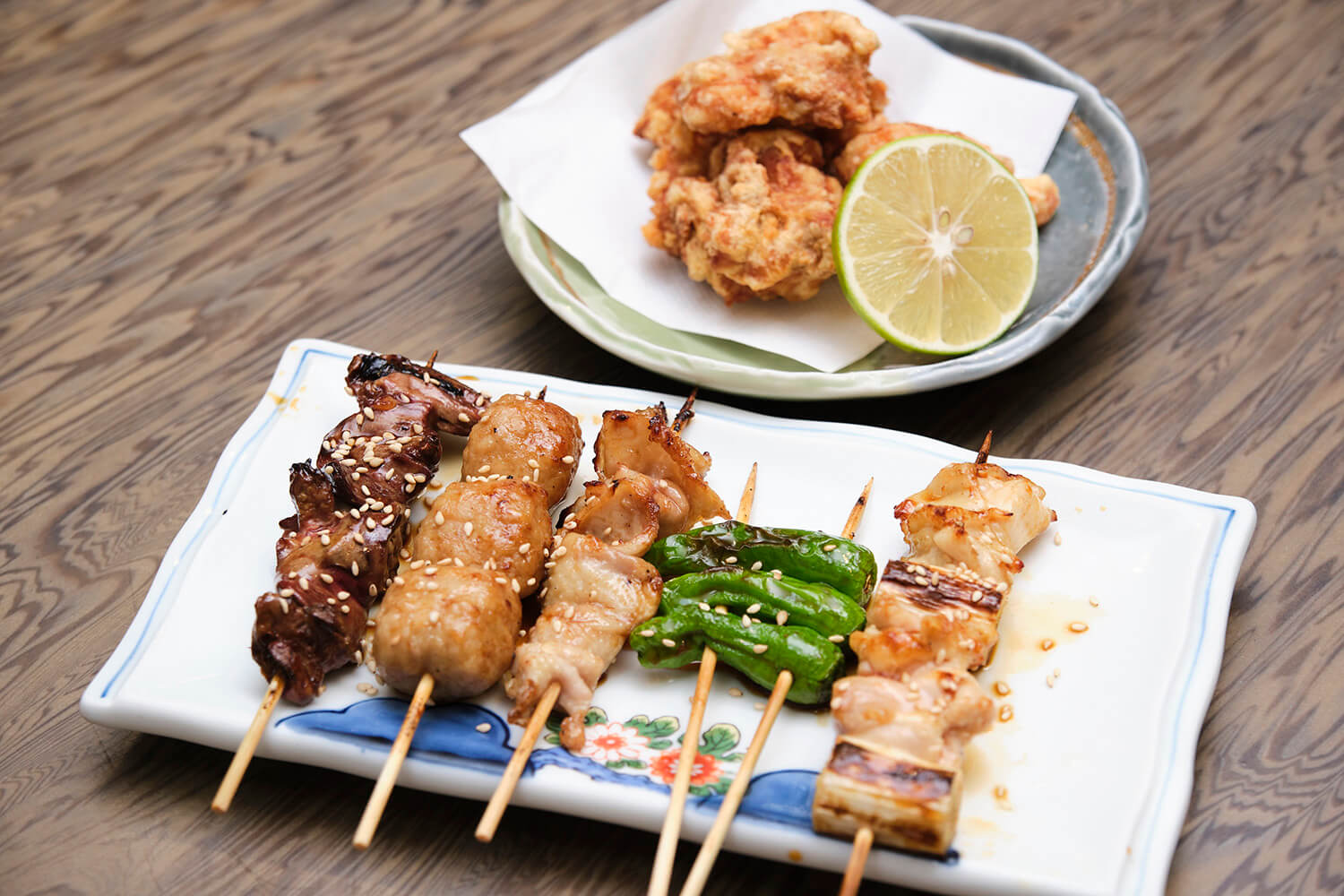 「焼き鳥盛り合わせ(タレ)」660円（手前）、「大山どりの唐揚げ」640円（奥）