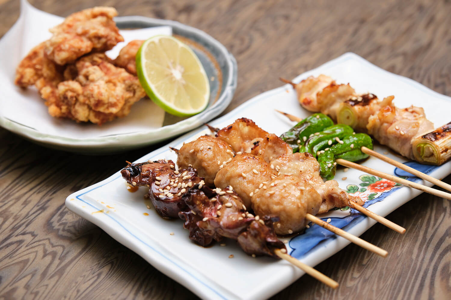 「焼き鳥盛り合わせ」660円（手前）、「大山どりの唐揚げ」640円（奥）