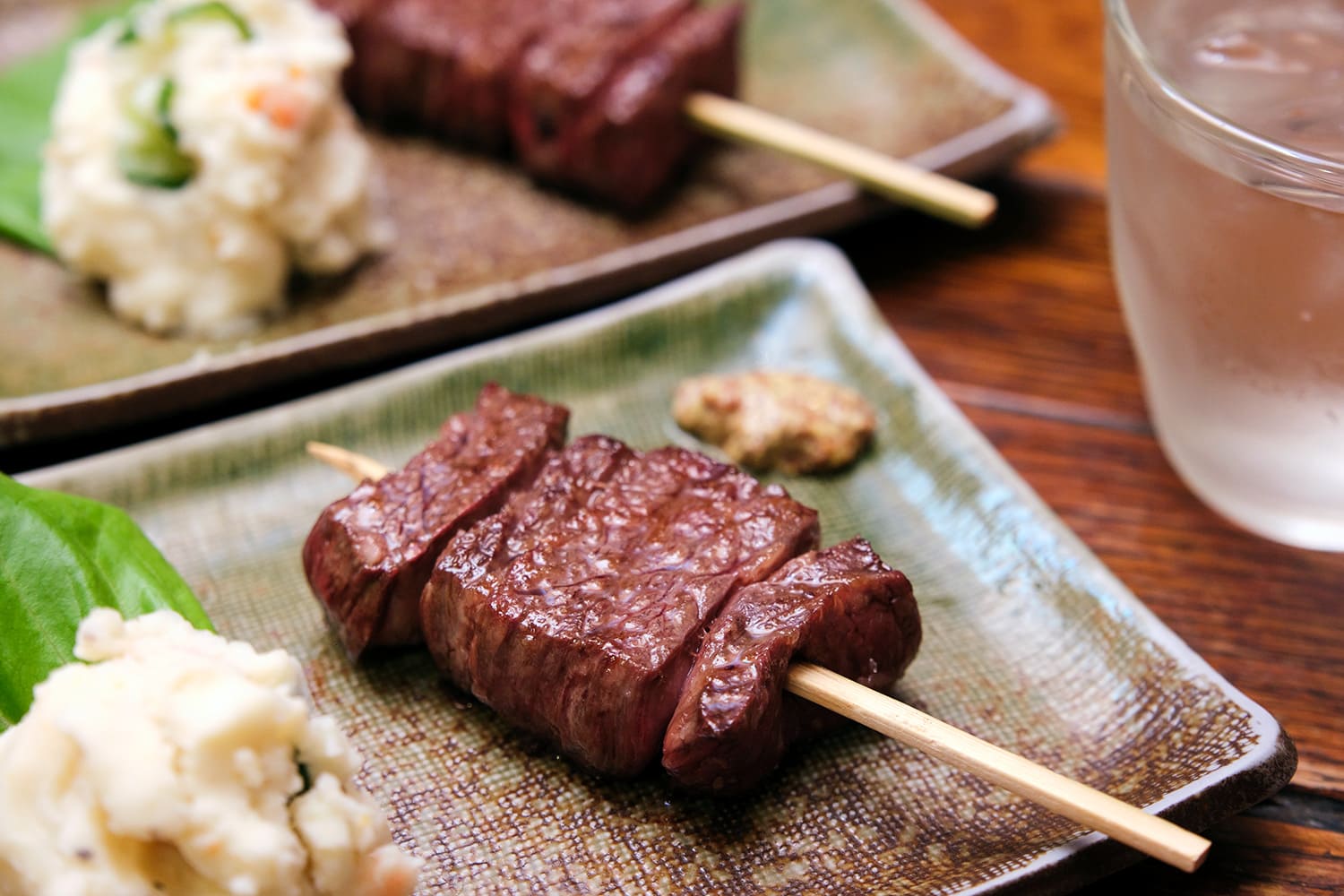 「牛ハラミ串焼」1本990円（ポテトサラダ付き）。オーダーは一人につき1本まで