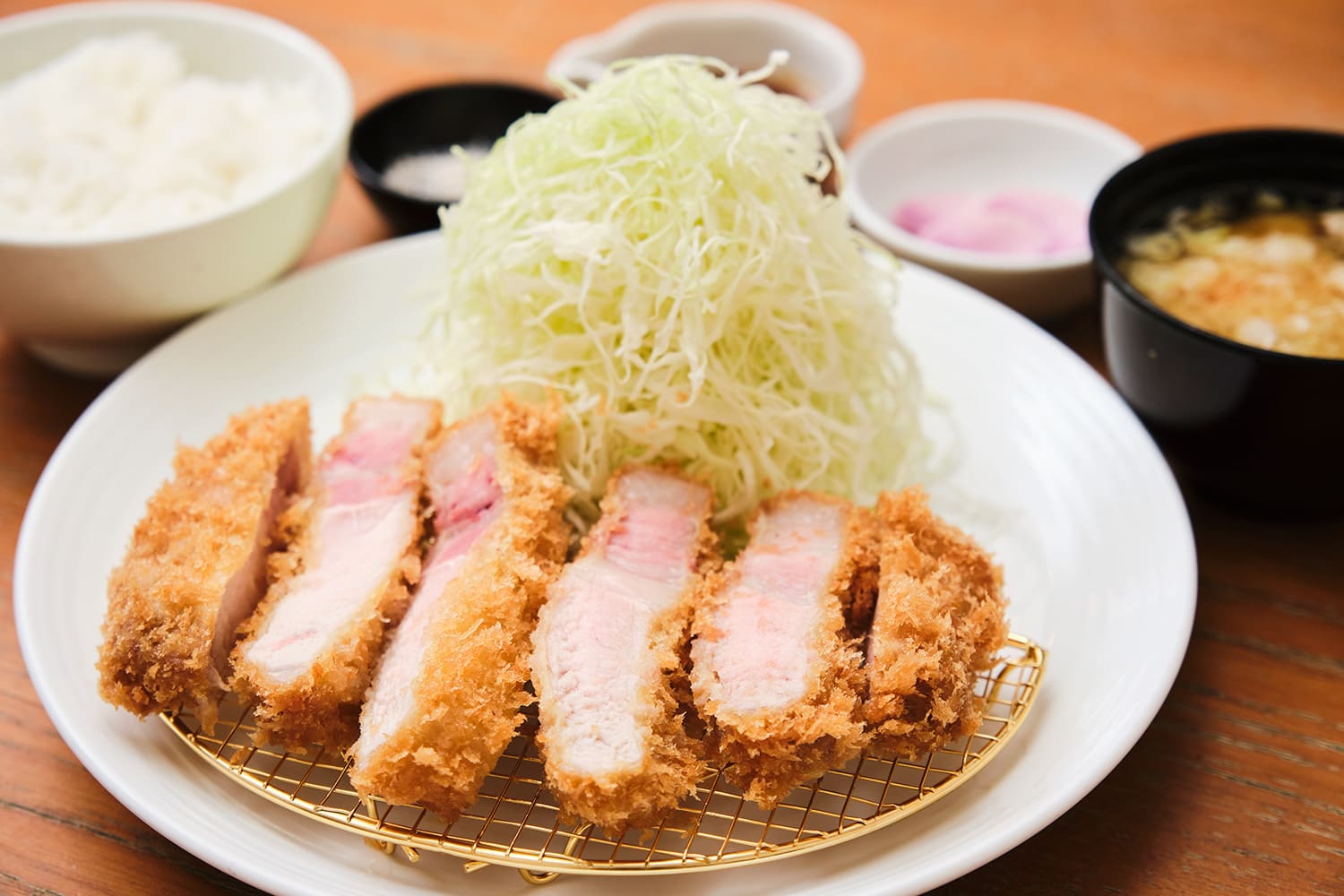 その断面から豚肉の上質さがわかる「極上ロース」（180g）定食3,300円。セットの豚汁も絶品