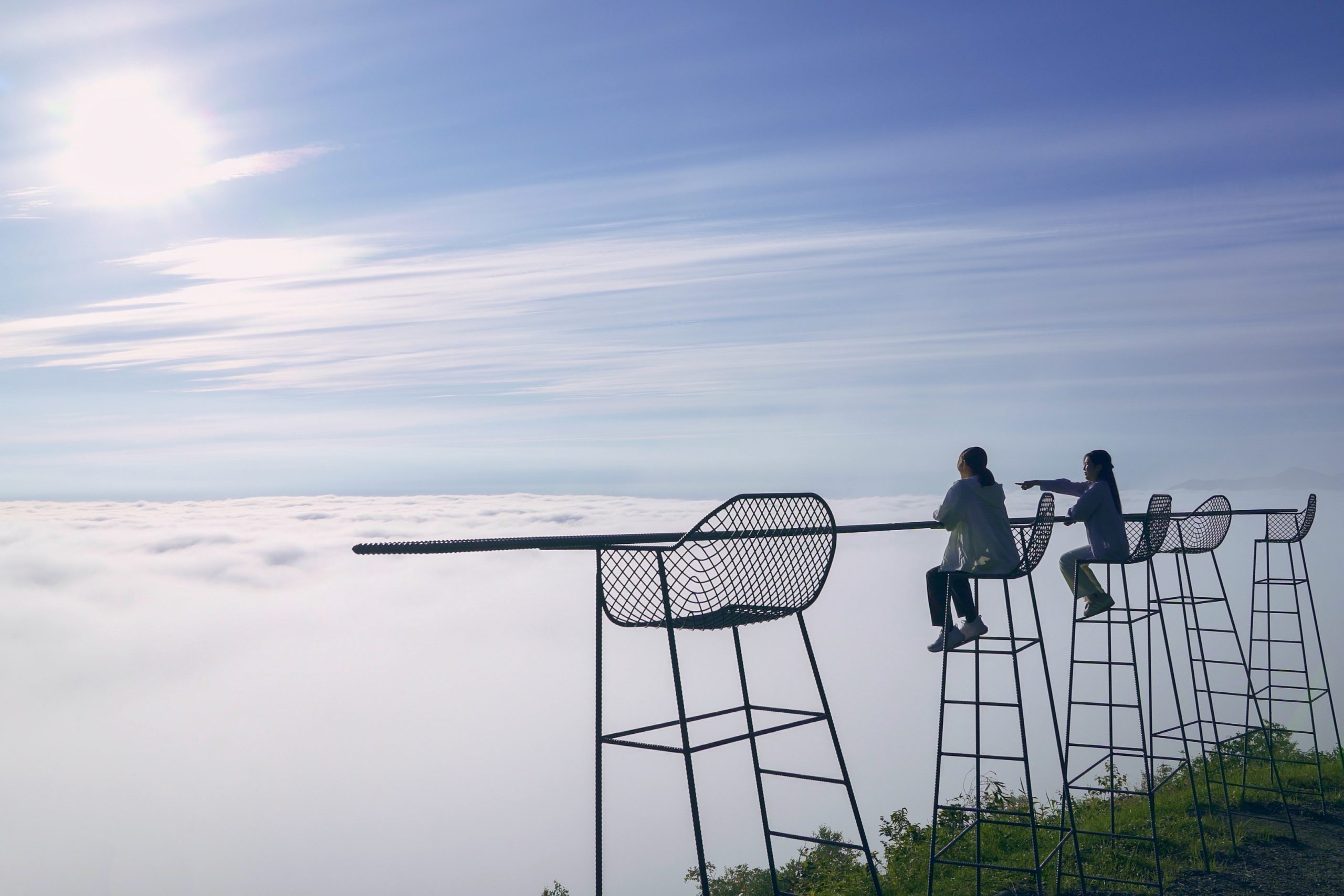 地上3m、長さ13mのバーカウンターをイメージした「Cloud Bar（クラウドバー）」