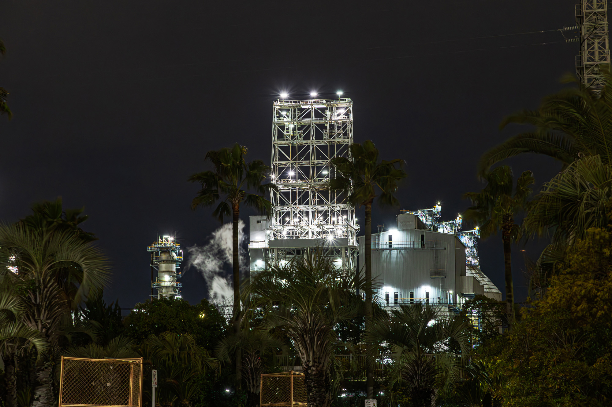 工業地帯の中にある「築港新町はまはこべ公園」から眺める製油工場の夜景