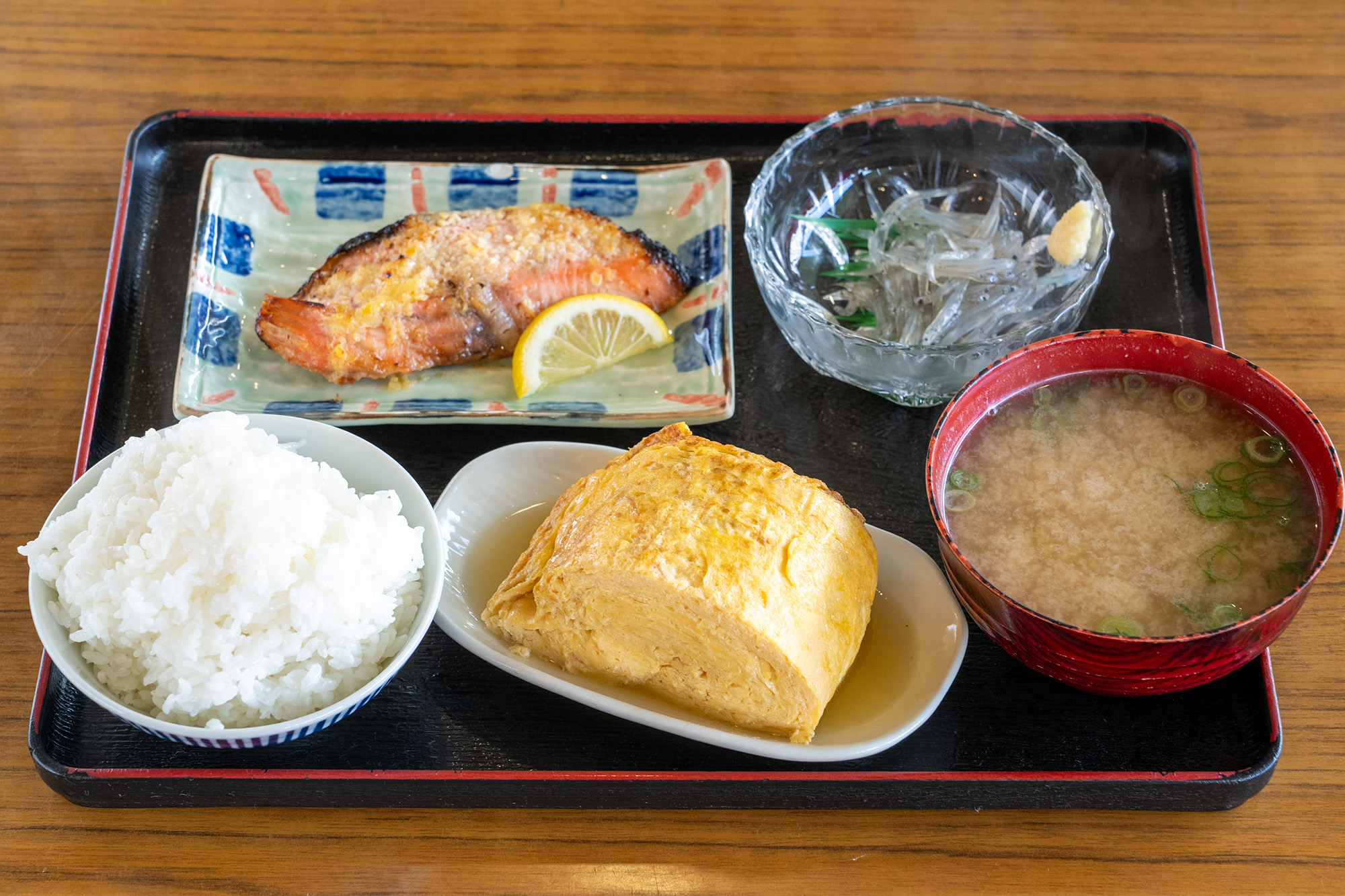 名物の「玉子焼」220円や旬物・地物の刺身や焼き魚などを自由に組み合わせて定食に