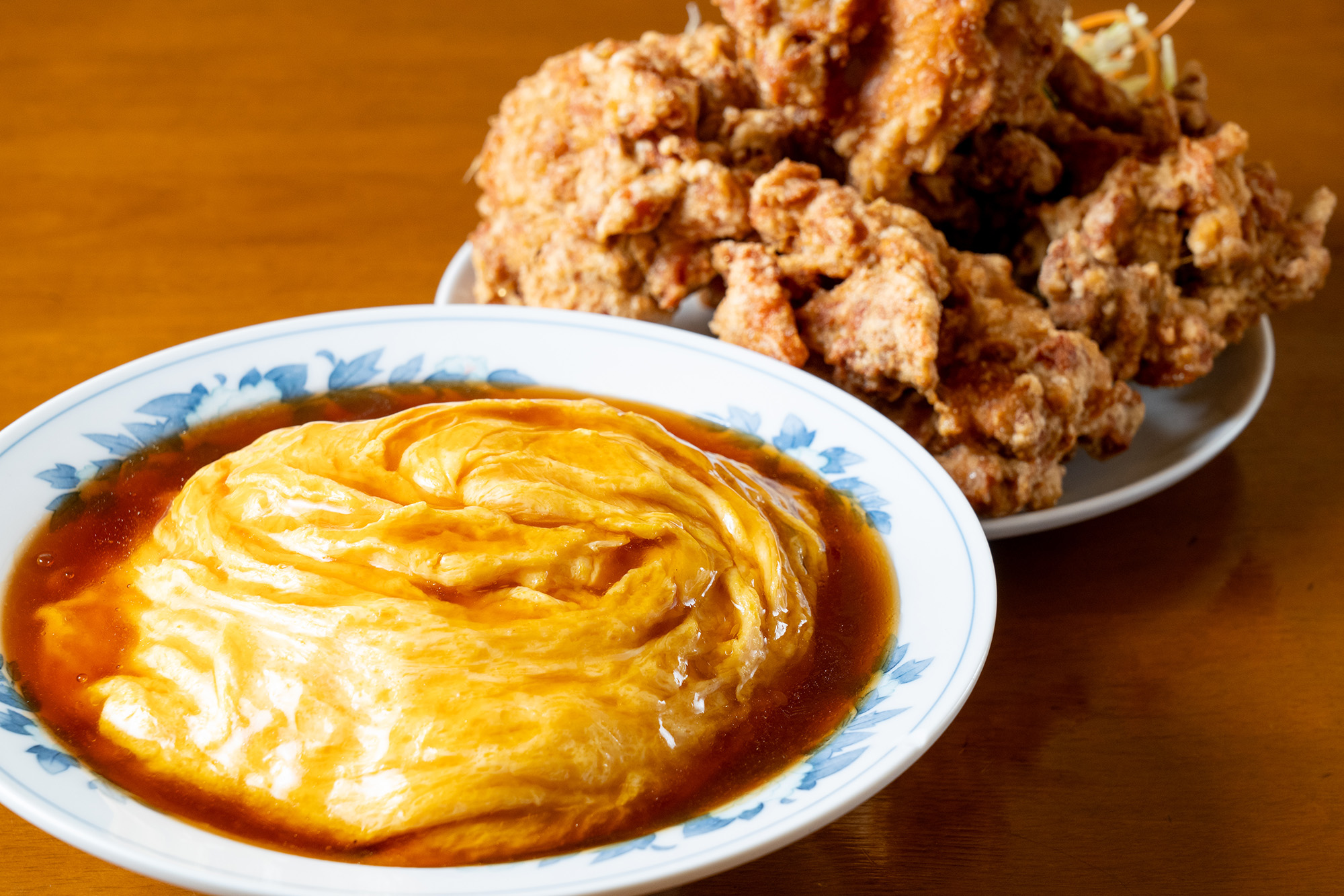 「天津飯」680円、「若鶏の唐揚げ」880円