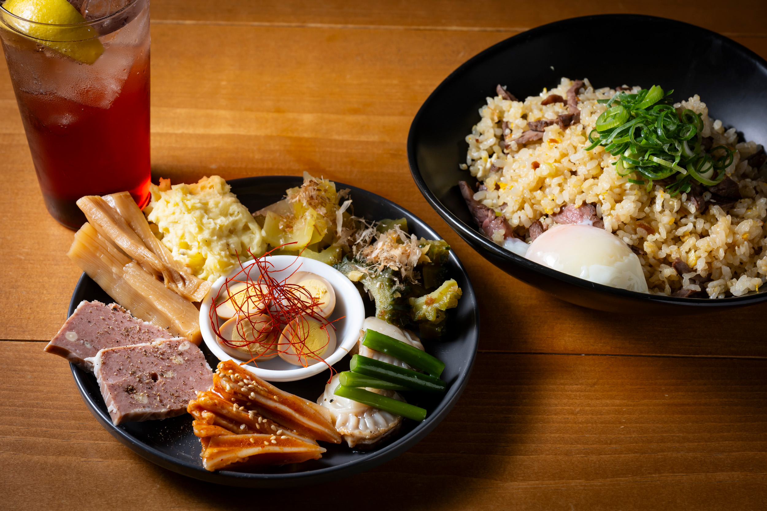 「ノンアルコールカクテル」600円、「前菜の盛り合わせ」980円、「焼肉ピラフ 温玉添え」980円