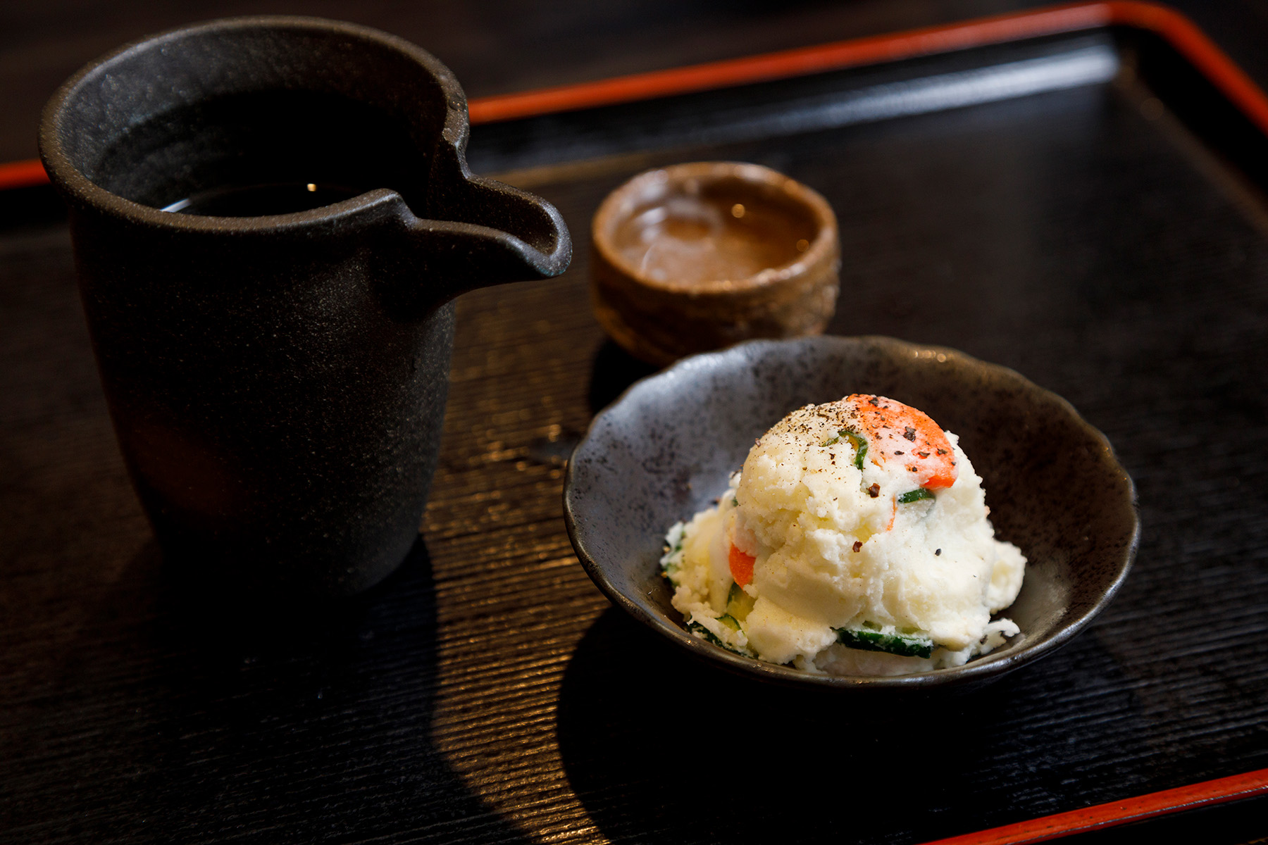 店主の母が作る名物の「オカンのポテトサラダ」300円