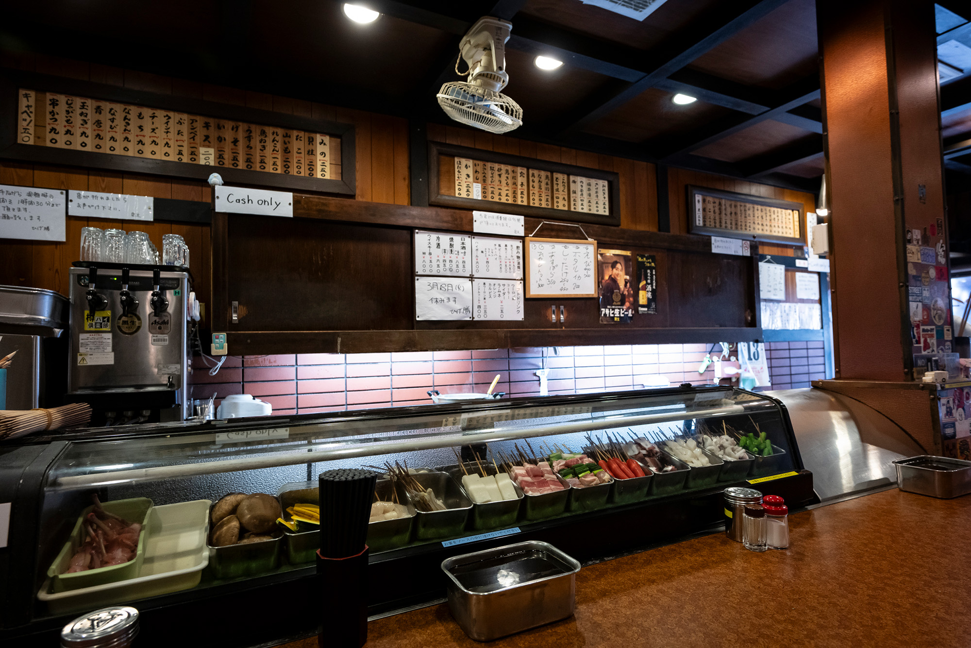 店内の壁には木の札に書かれたメニューがずらりと並ぶ