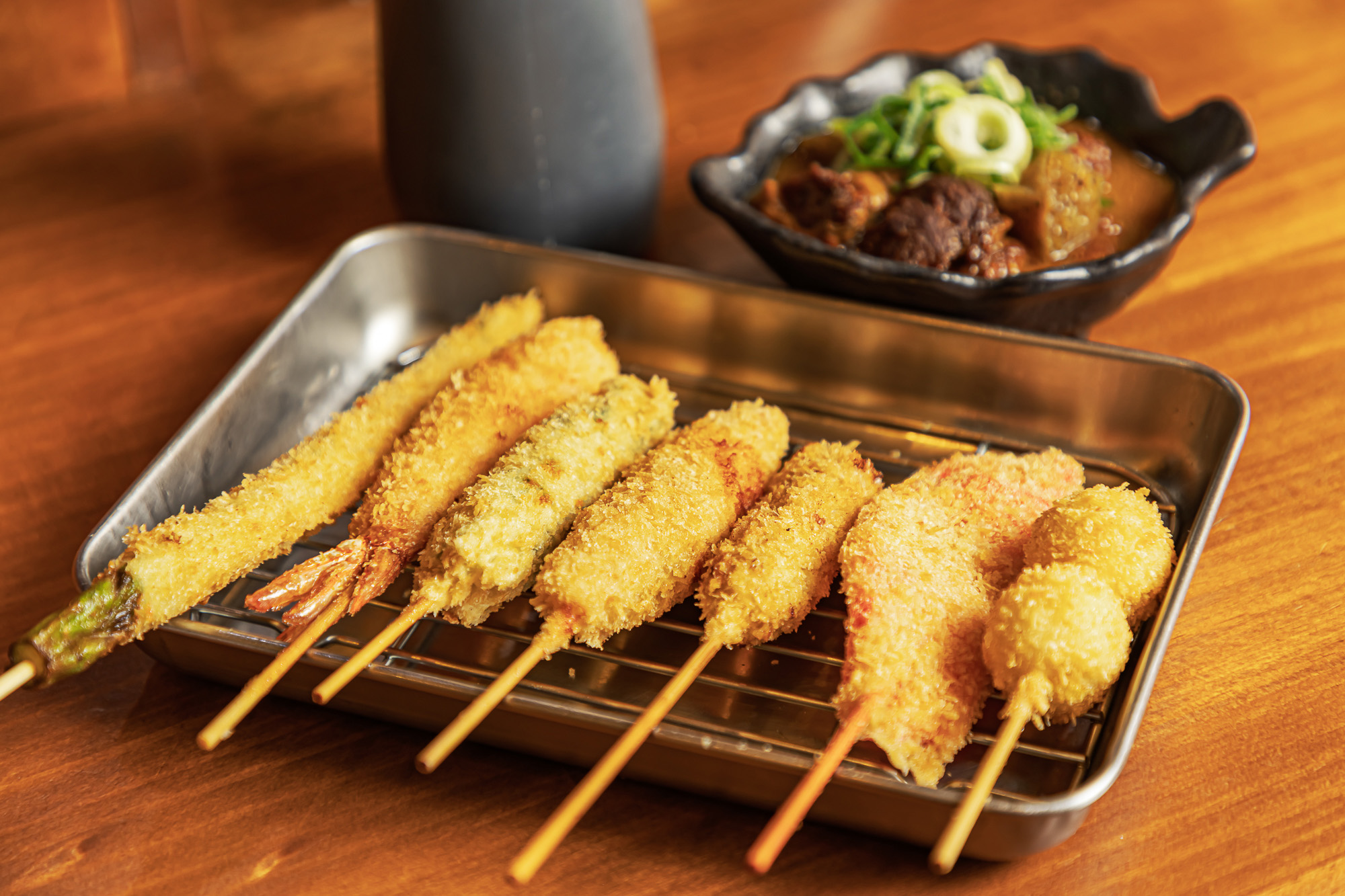 いち押しは塩味と食感が絶妙な中央の「たらこ」320円と、左隣の「ささみシソ巻き」250円。「自慢のどて焼き」480円もぜひ