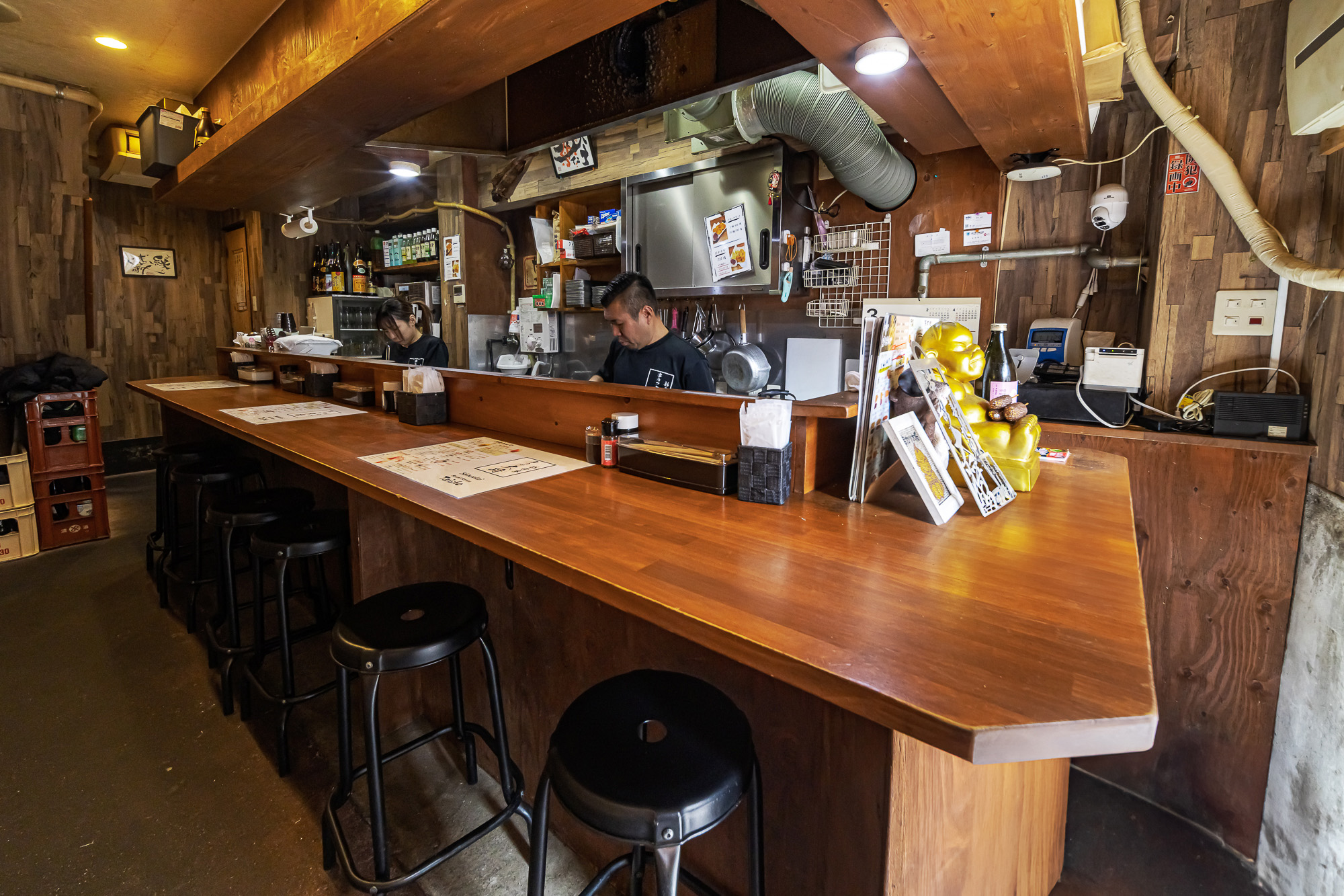 1階はカウンター6席、2階には掘りごたつの座敷16席。こぢんまりとした店構えで、通好みの穴場感も漂う