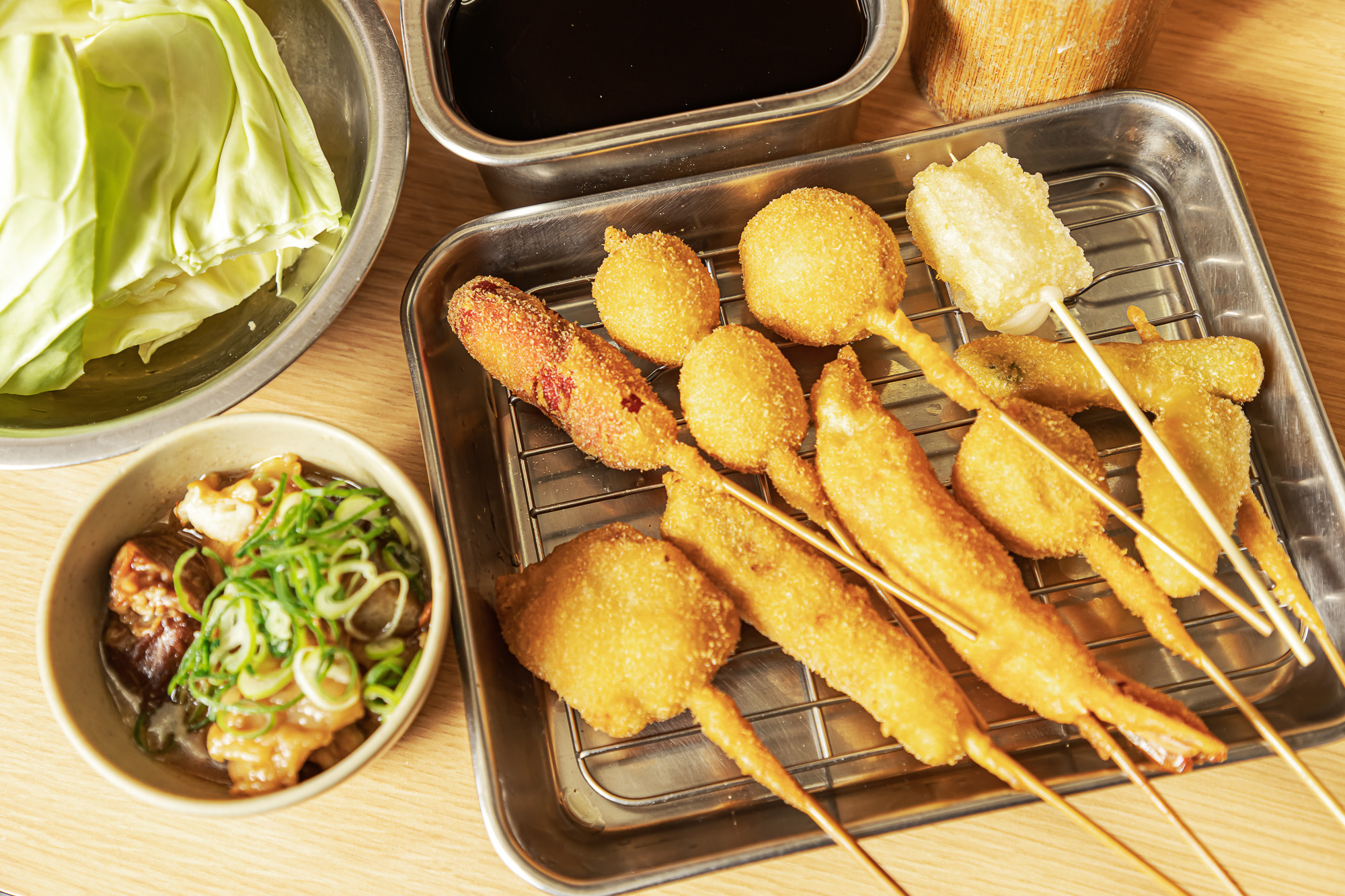 「新世界セット」1,760円。名物どて焼きに串9本(元祖串かつ、天然海老、豚かつ、鶏つくねなど)が付く