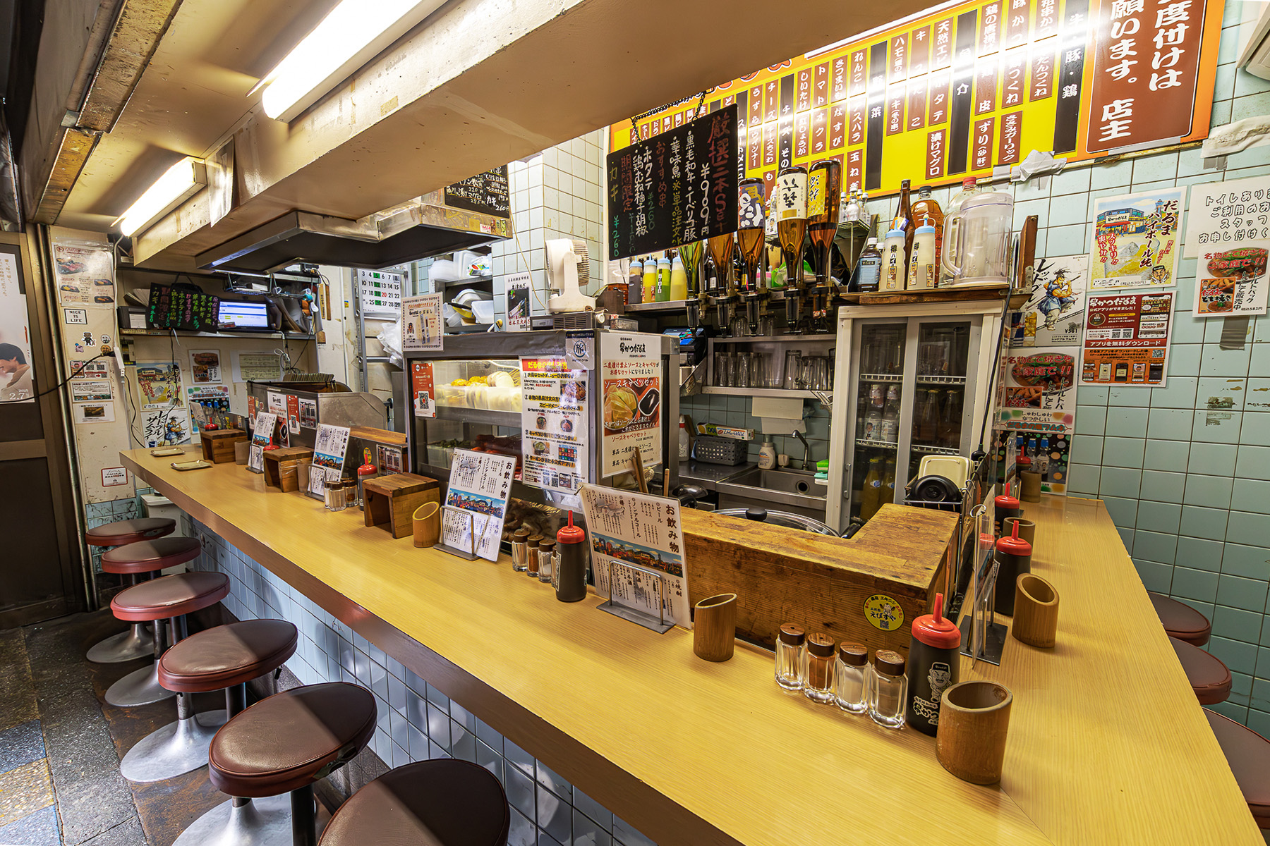 新世界総本店はカウンター12席のみ。行列の場合は、新世界エリアにある3つの支店へ